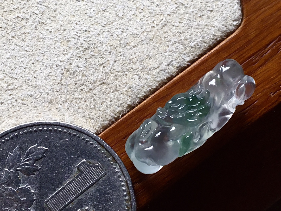 玻璃种飘花小龙牌 雕工很细致，栩栩如生，无裂 尺寸20.2*7.3*7