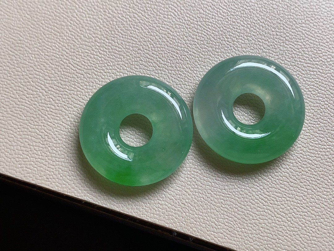 冰种阳绿甜甜圈一对 色泽青翠漂亮，种水，无裂尺寸19.5*4.8