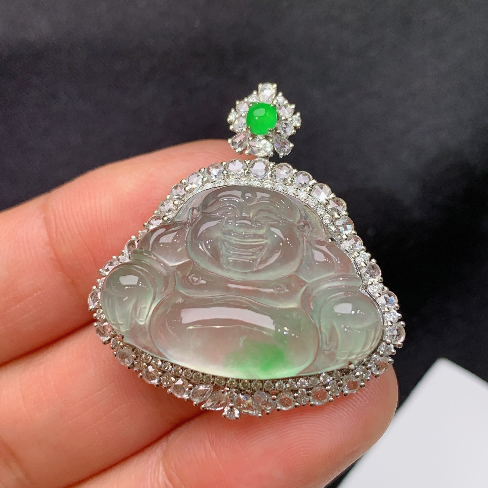 冰飘绿笑佛吊坠，18k金镶嵌，冰润细腻，品相饱满，种水足，Tl 尺寸32.1*30.1*10.2