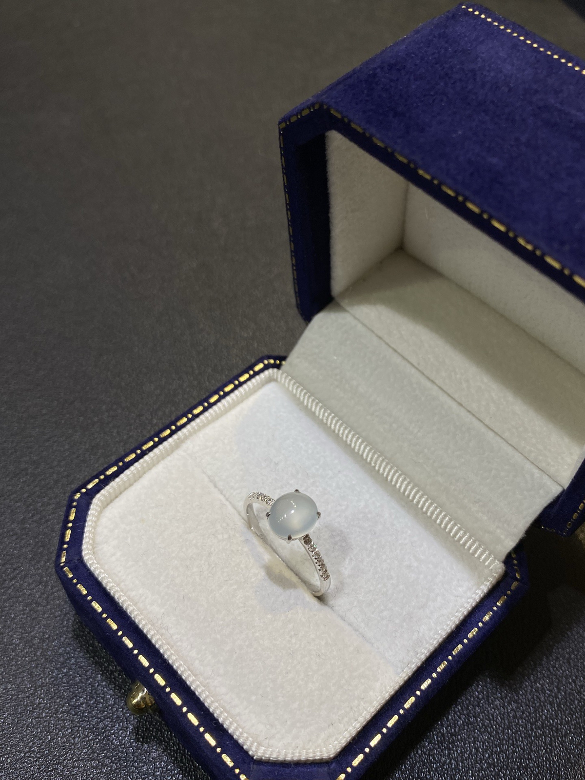 18Ｋ简镶蛋面戒指

裸石7.5/6.7/3.6