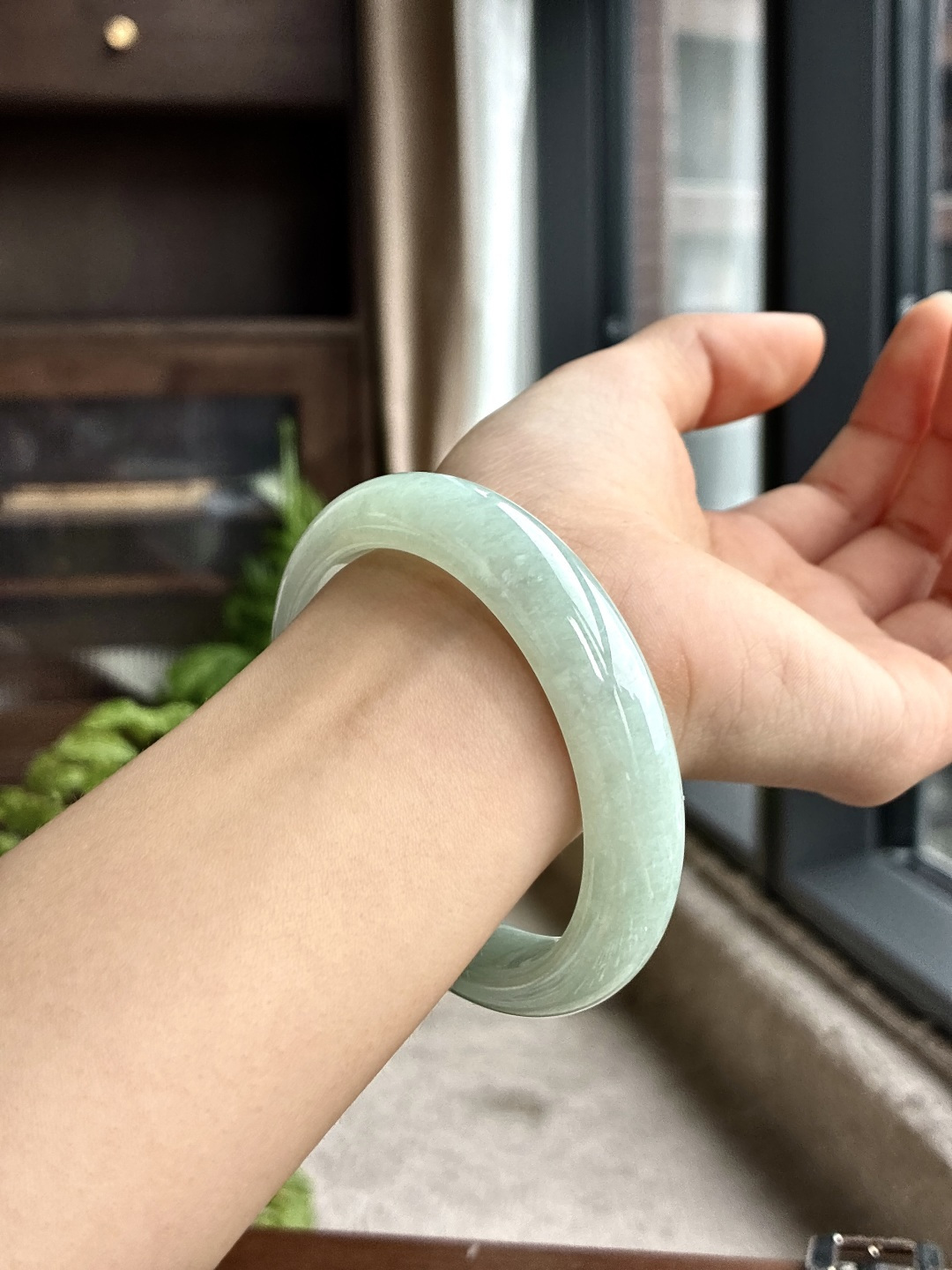 【手镯】正圈 圈口55.5-12.6-8.5【尺寸】55.5-12.6-8.5【说明】晴水化底 冰晴水 种老细腻 缅甸A货翡翠 无裂【重量】59.1克