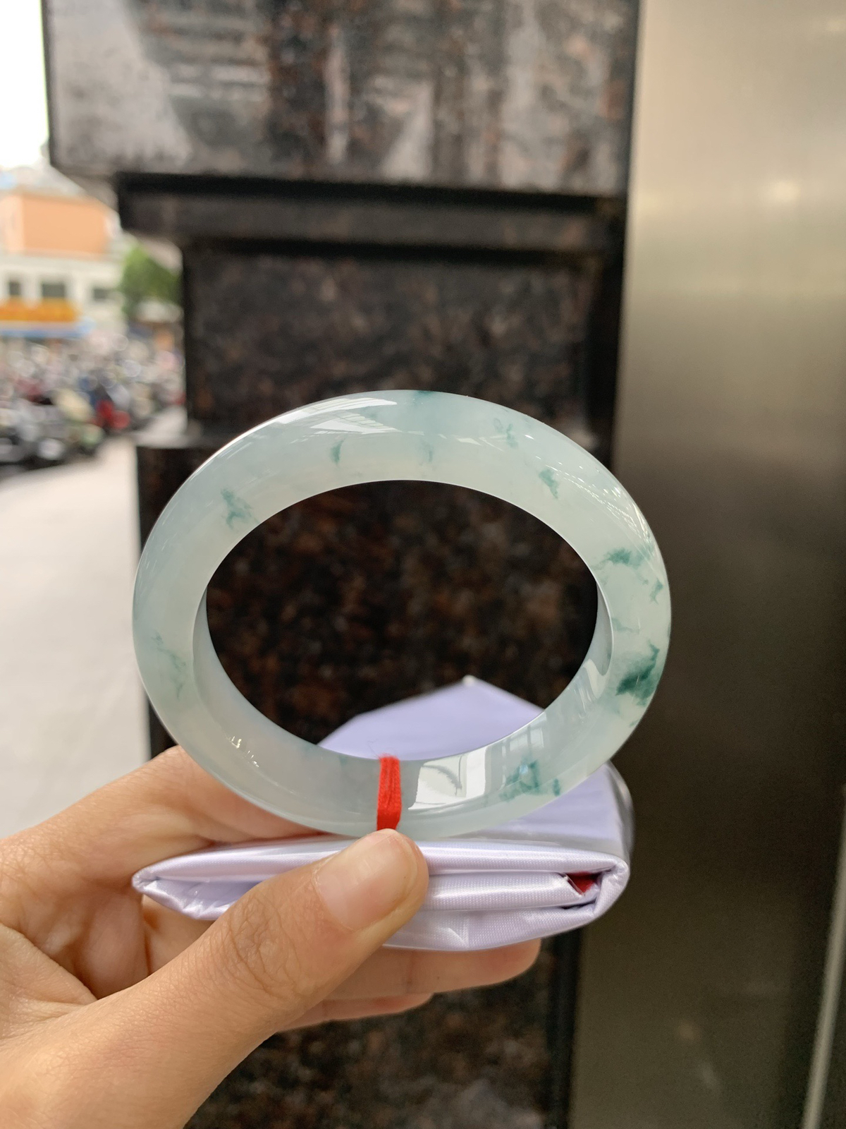 冰飘蓝花正圈，无暇
底妆冰润细腻，冰底中开出朵朵兰花，飘逸灵动，勾勒出一副唯美诗意的山水意境画，古典