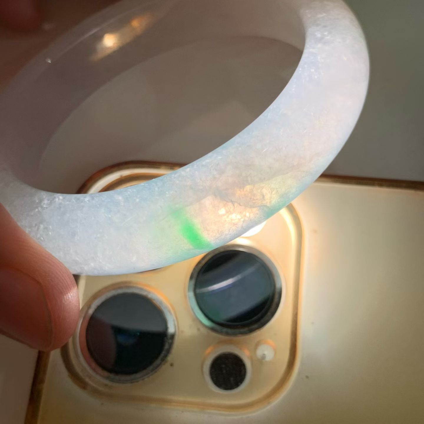 飘阳绿正圈手镯尺寸53*12.5*8.5 老坑种水，通体冰透，清润水灵，泛荧光，翠色鲜阳，灵气清雅！