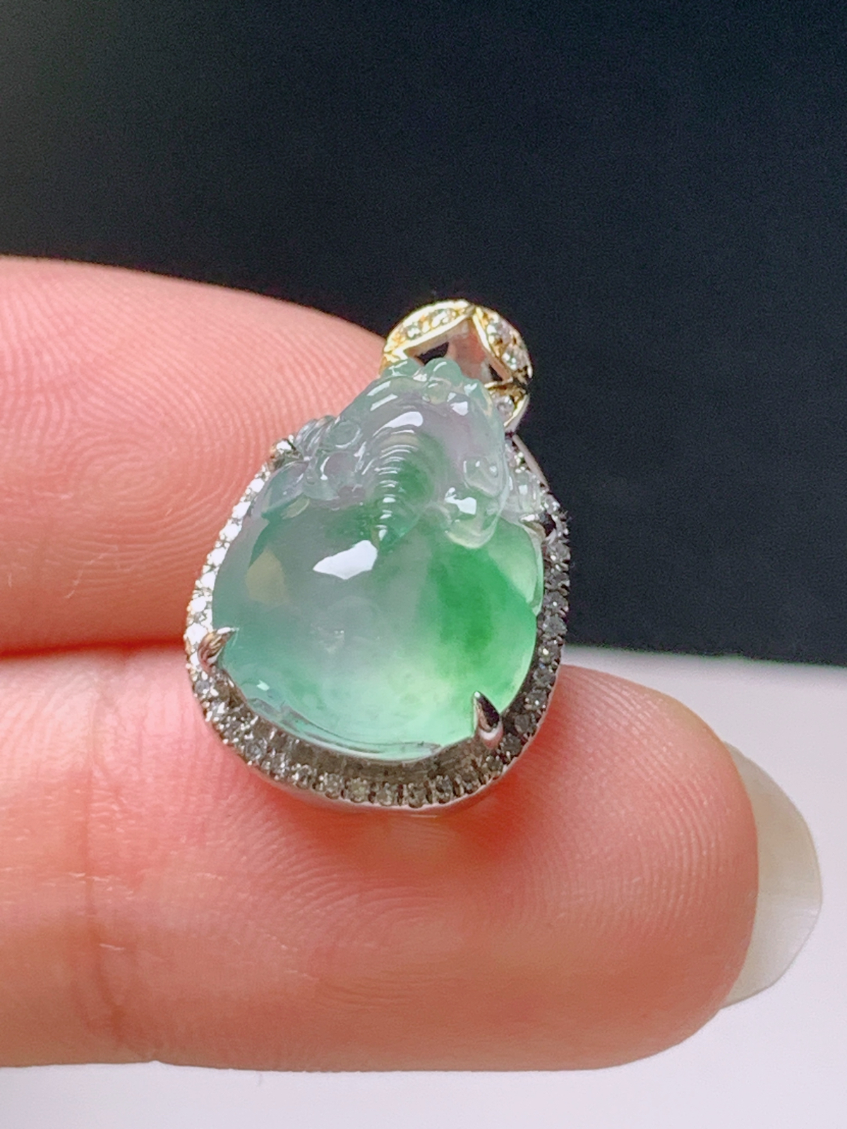 ️ 高冰飘绿貔貅吊坠，冰透饱满，飘绿灵动
裸石13.3-10.5-6.1
整体18.5-12.5-