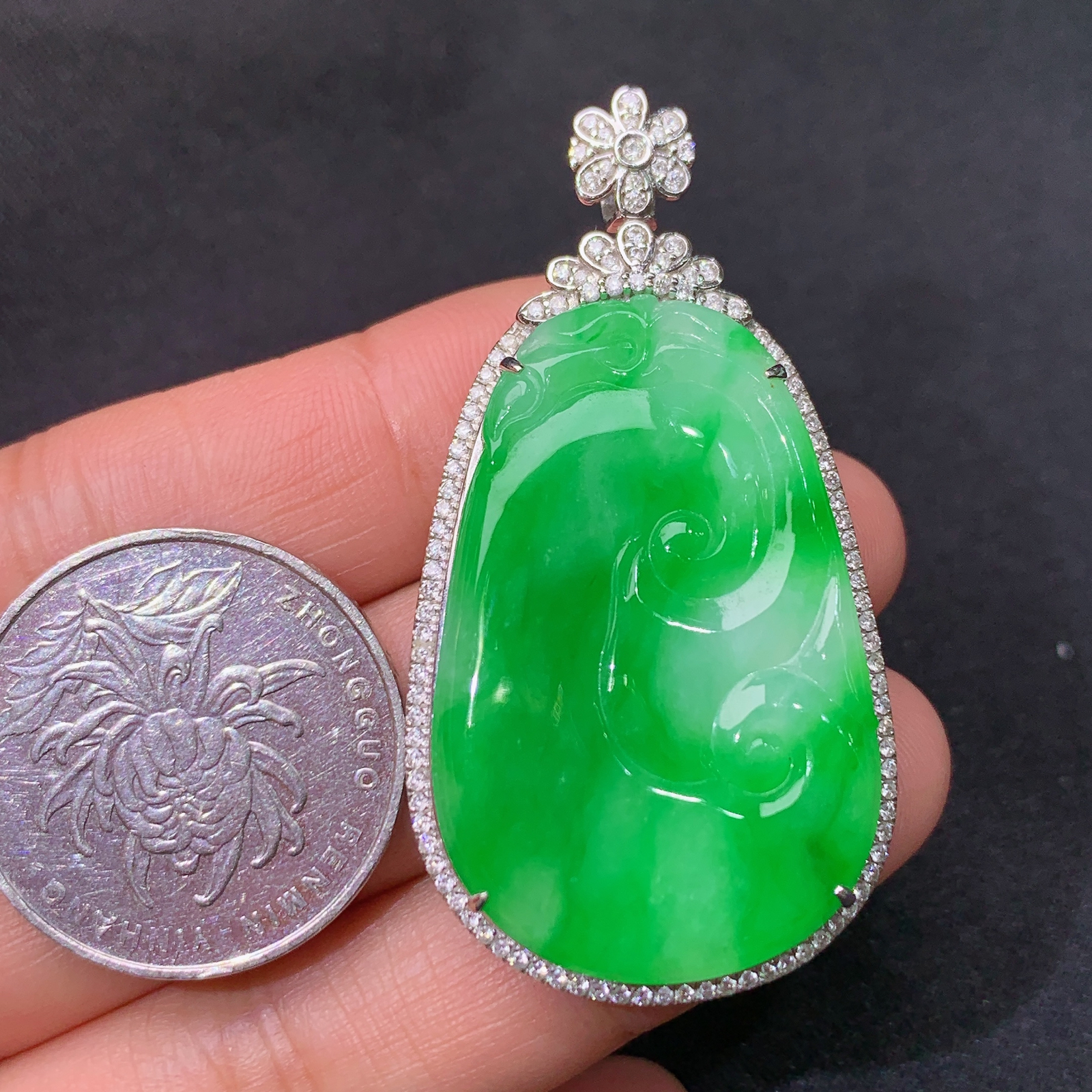 阳绿如意吊坠，18k金镶嵌，冰润色阳，玉质细腻，种水足，Nn 尺寸49.9*26.5*8