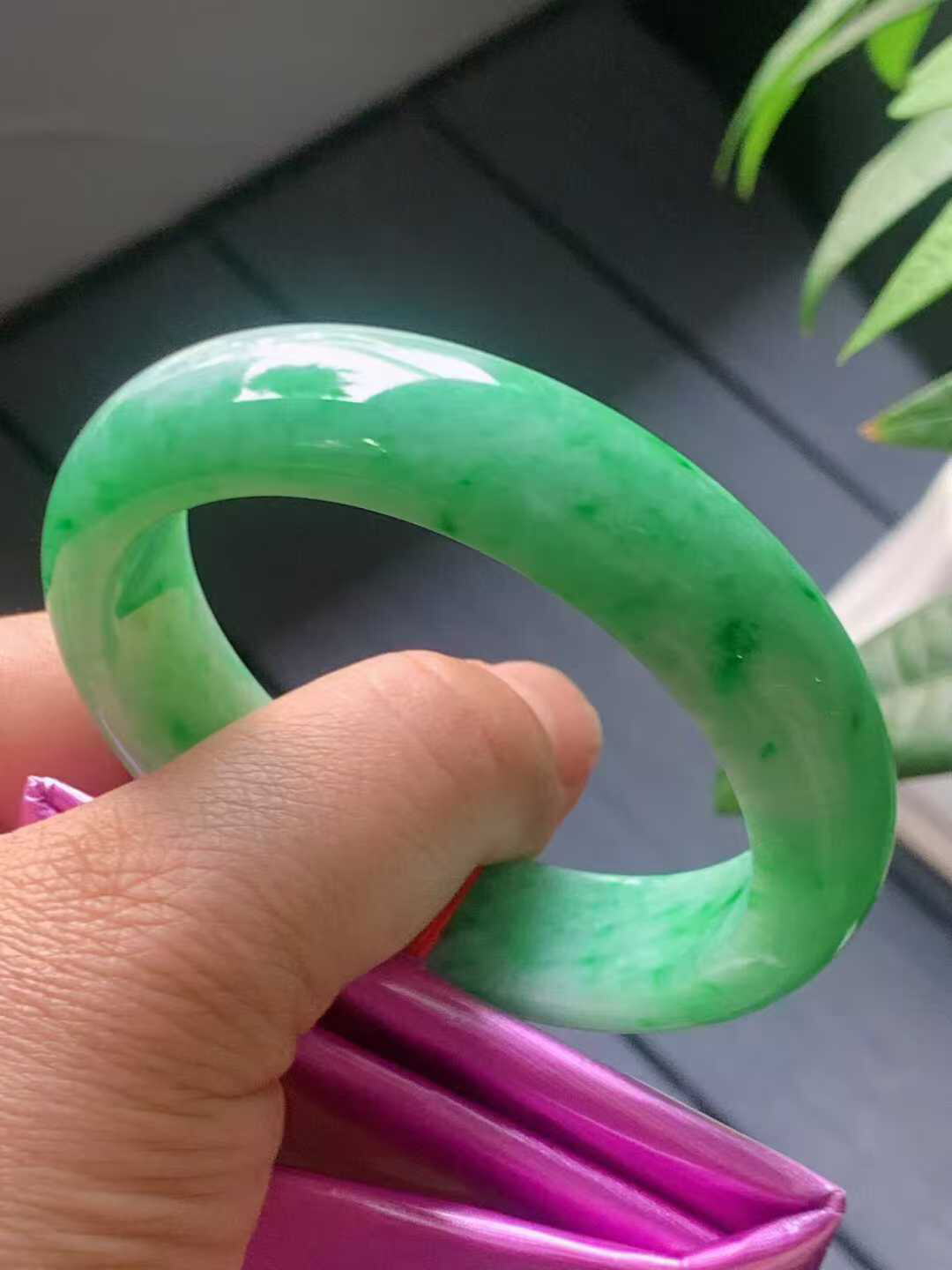 【翡翠名称】老坑种飘绿花54正圈口手镯
【翡翠尺寸】54/13.5/8.7mm适合53-55正圈口佩戴
【翡翠描述】宝贝种老水足，玉质细腻，色泽靓丽，性价比高，佩戴效果好！
【其它赠送】权威证书/精美挂绳盒子/支持全国复检