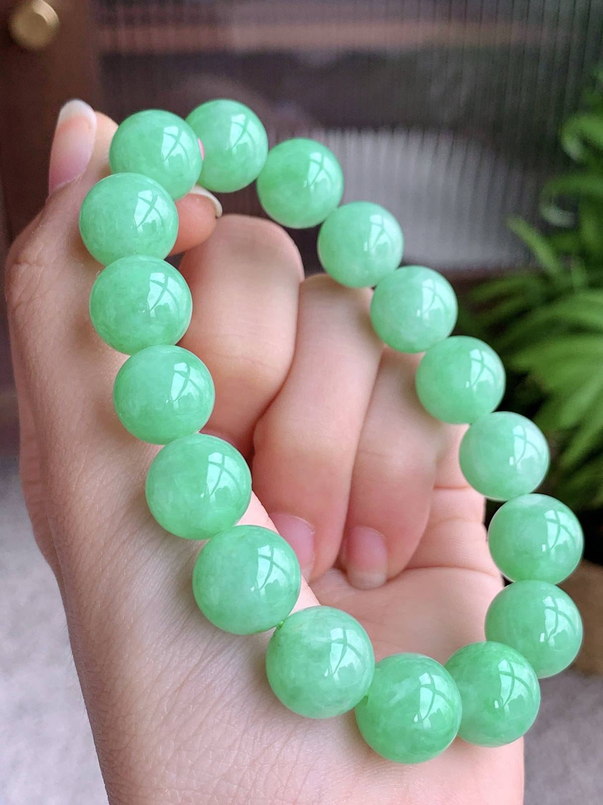 【珠子】冰甜绿手串圆珠子手串
【说明】缅料 性价比高  
【尺寸】12.2mm..