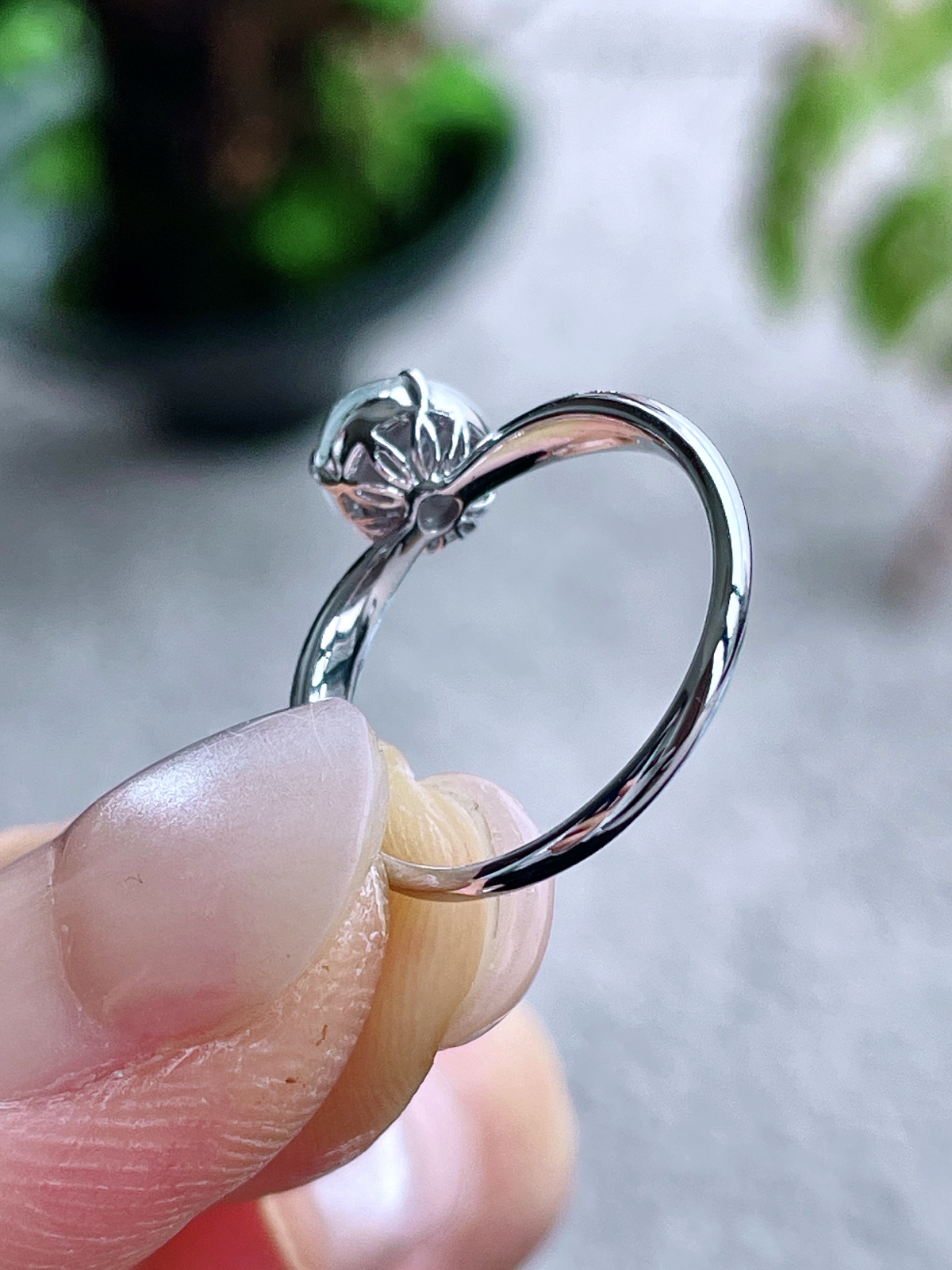 【镶嵌】高冰蛋面戒指  
【说明】缅料 18k金镶嵌 性价比高  
【裸石】7.2-6.3-4.5
【圈口】13号..