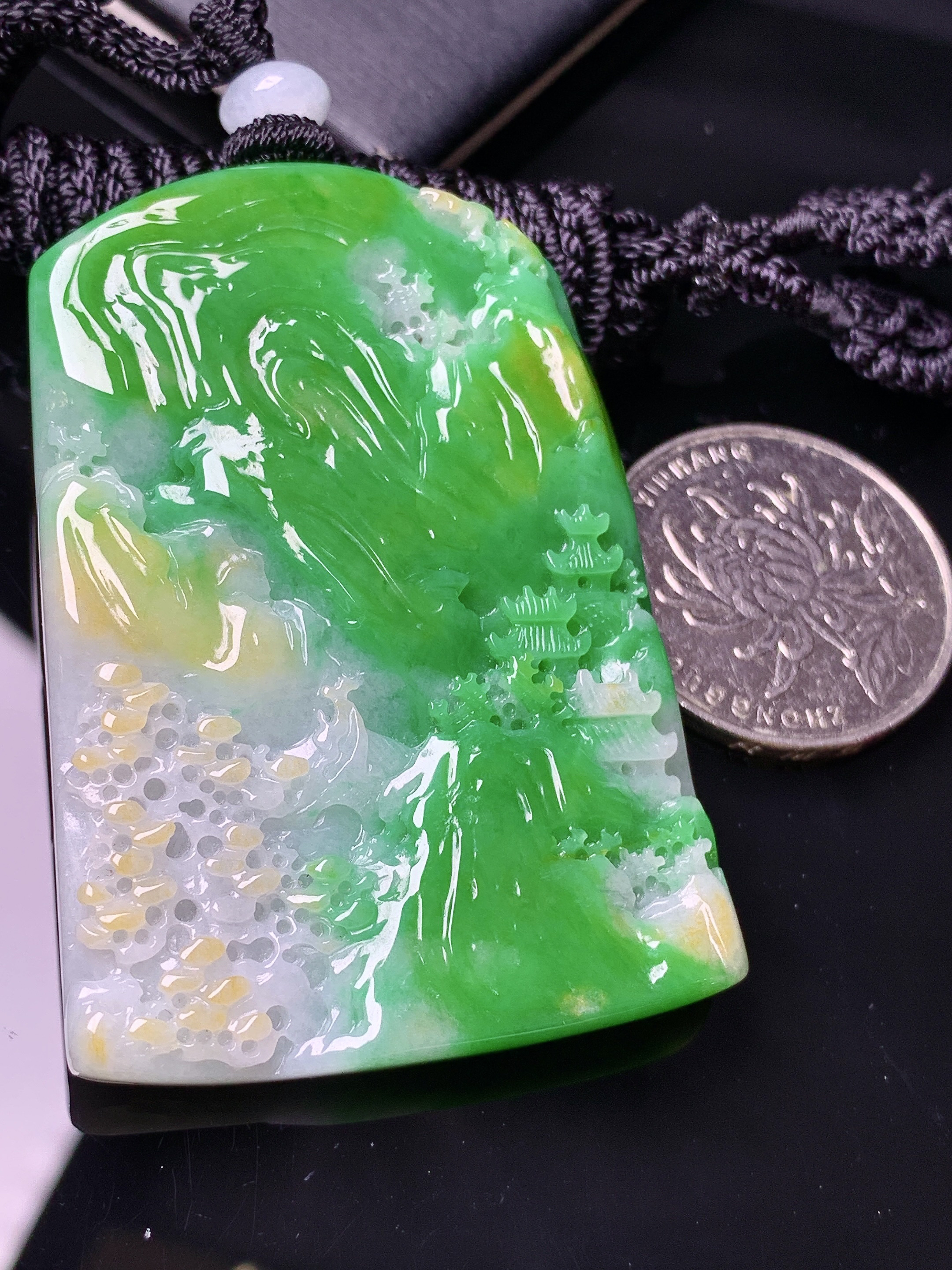 飘黄绿翡山水吊坠 玉质细腻 色泽艳丽清新 水润亮眼 整体尺寸54.5*38.5*7.2w1