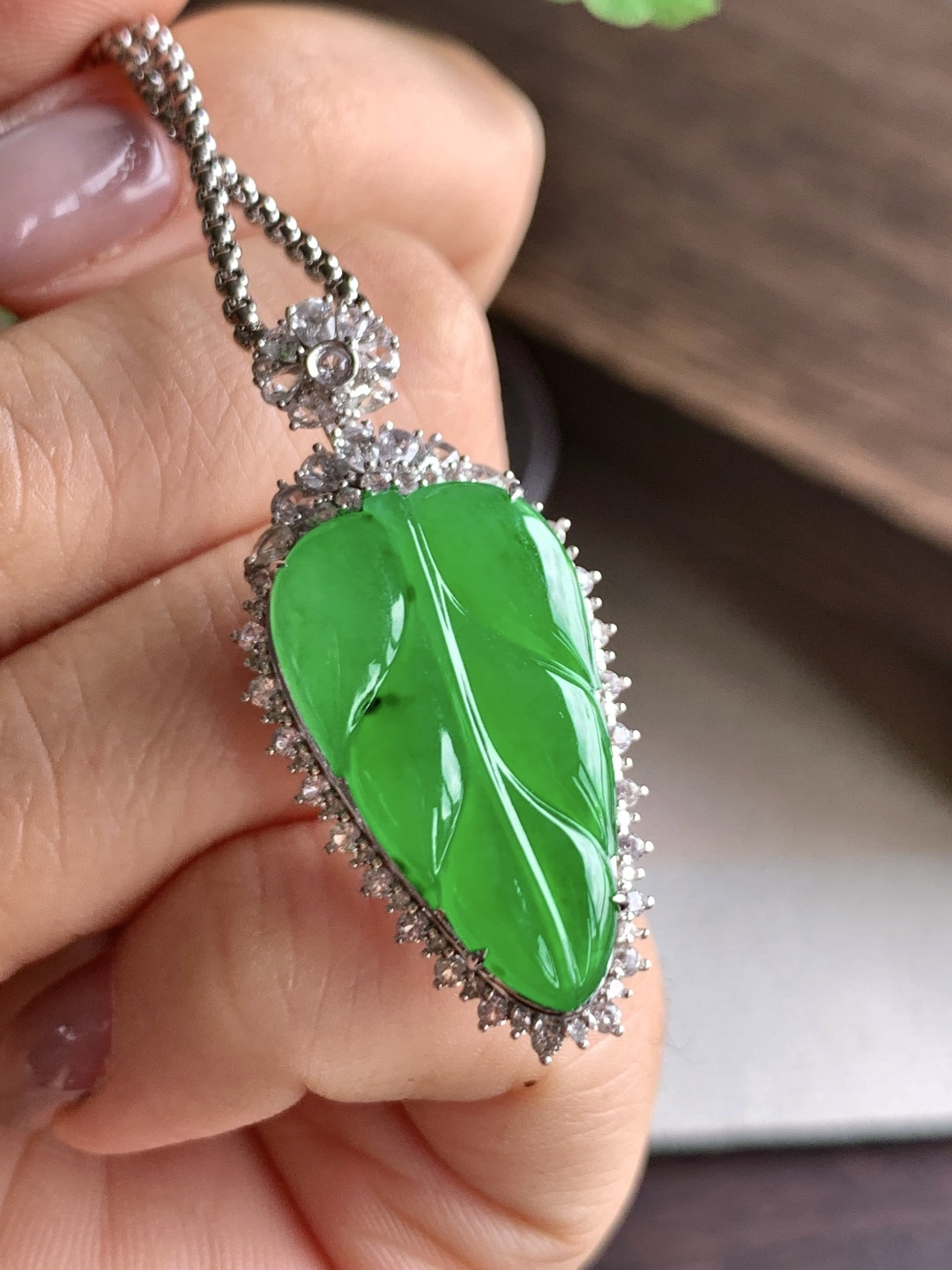 【镶嵌】️冰阳绿树叶满绿叶子吊坠 【说明】缅料 18k金镶嵌 无裂 性比高 【整体】38.6-18.5-10 【裸石】25.4-14.5-3.2 【重量】7克
