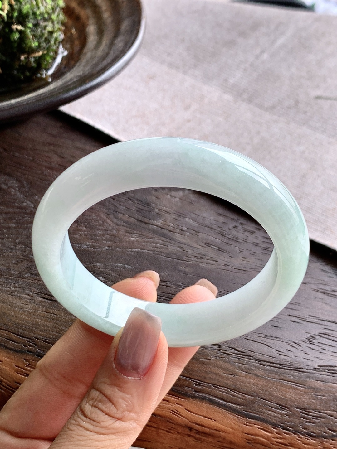 【手镯】正圈 圈口56.9-13.6-8.7【说明】晴水化底 冰晴水 种老细腻 缅甸A货翡翠 有细纹 【重量】64.1克