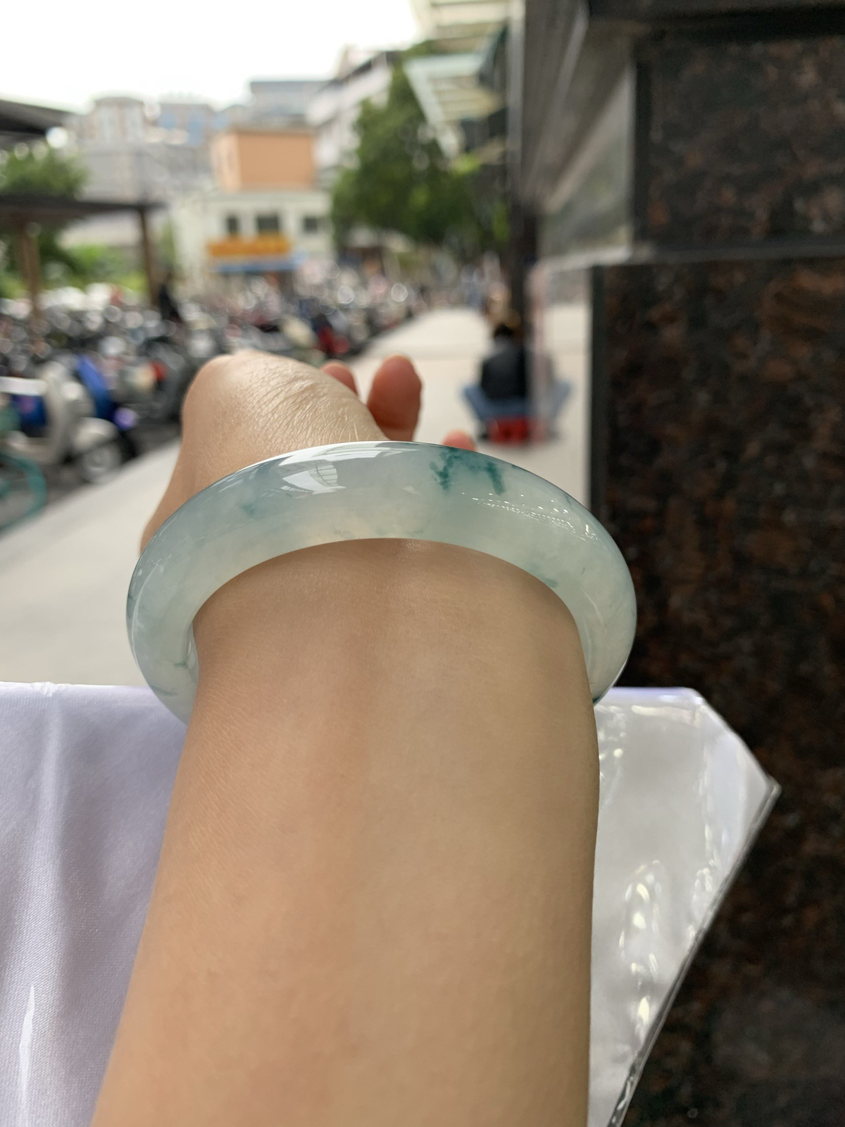 冰飘蓝花正圈，无暇
底妆冰润细腻，冰底中开出朵朵兰花，飘逸灵动，勾勒出一副唯美诗意的山水意境画，古典优雅又大气