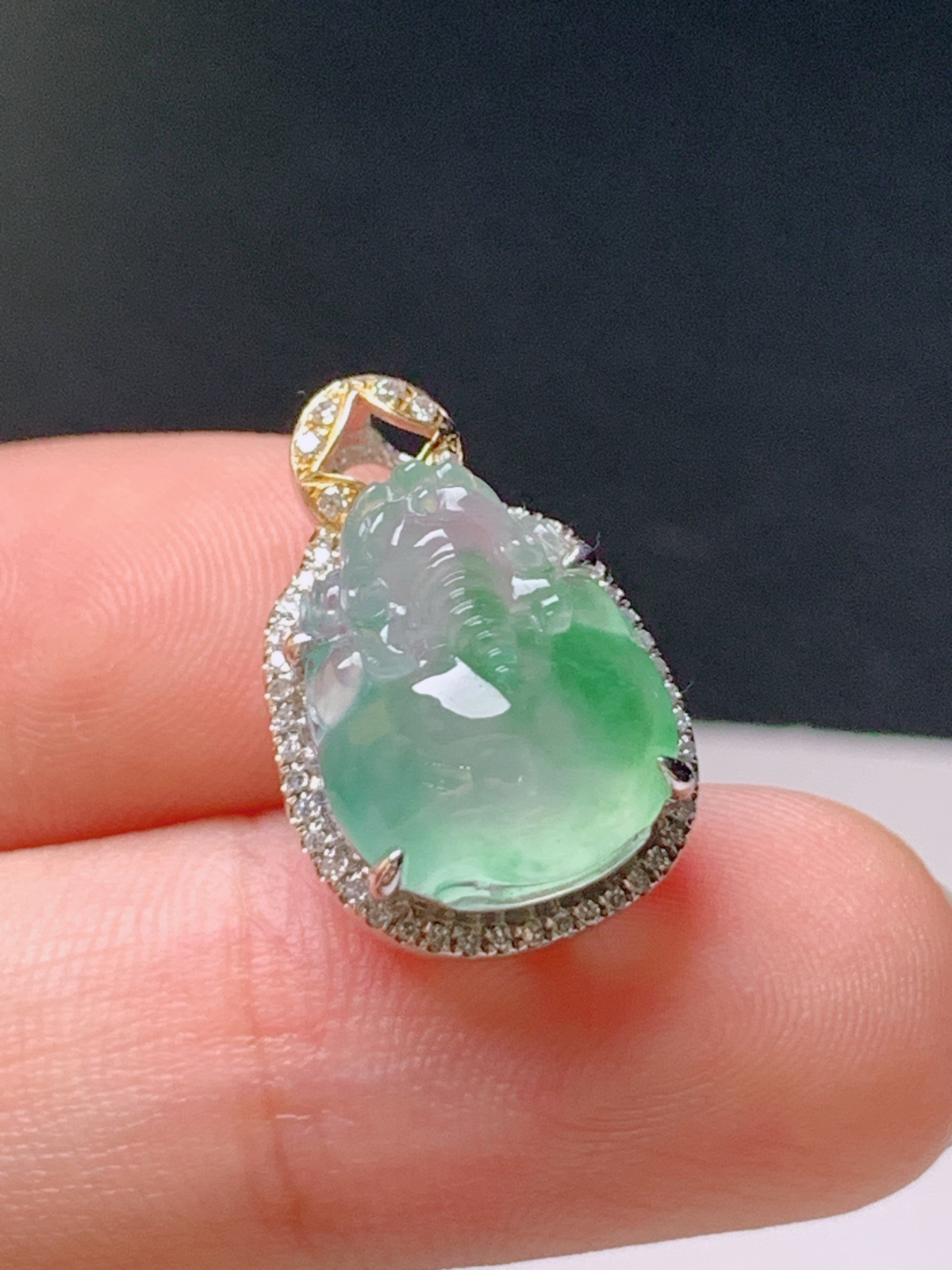 ️ 高冰飘绿貔貅吊坠，冰透饱满，飘绿灵动
裸石13.3-10.5-6.1
整体18.5-12.5-