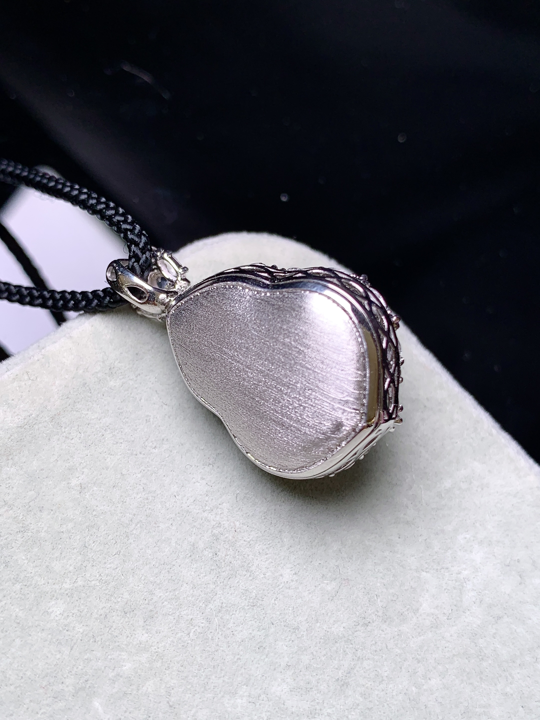 18k金钻镶嵌冰种葫芦吊坠 玉质细腻 色泽艳丽清新 水润亮眼 整体尺寸31*19.5*13.8b12