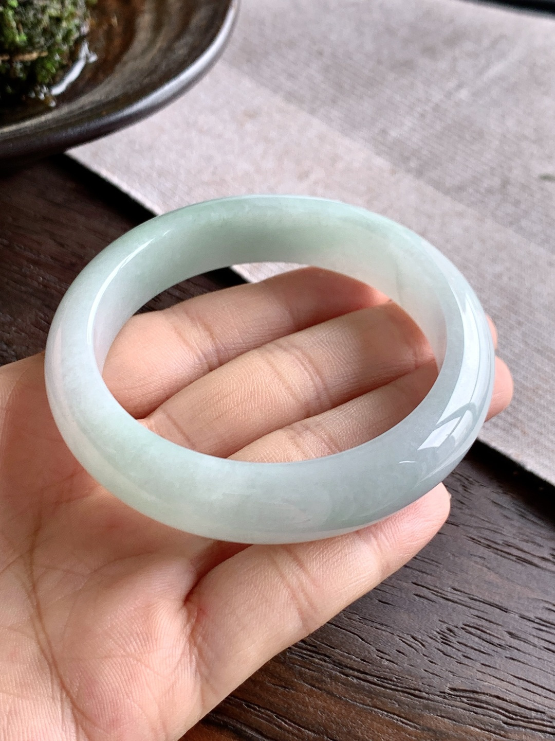 【手镯】正圈 圈口56.9-13.6-8.7【说明】晴水化底 冰晴水 种老细腻 缅甸A货翡翠 有细纹 【重量】64.1克