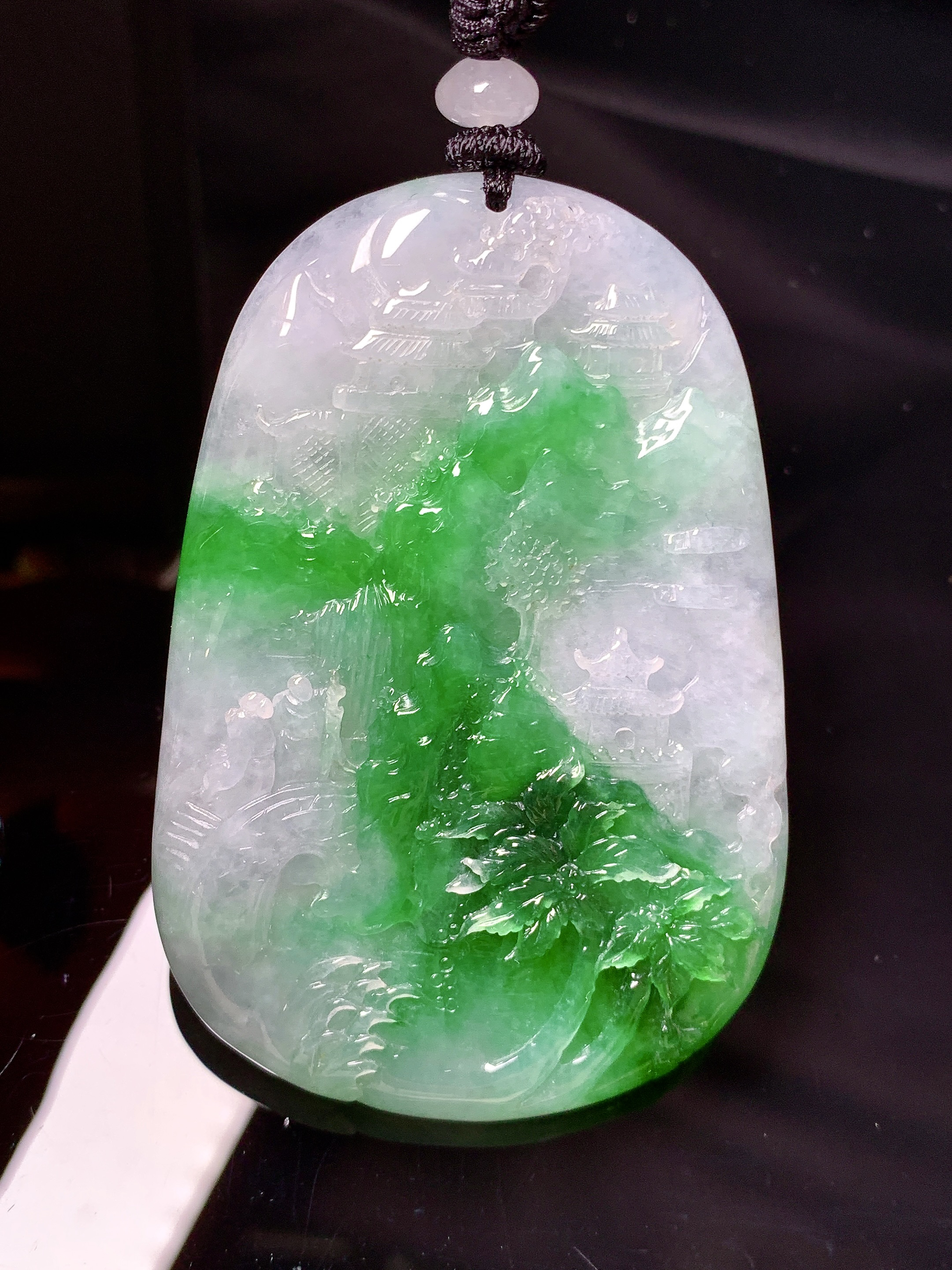 飘绿山水牌子吊坠 玉质细腻 色泽艳丽清新 水润亮眼 整体尺寸63*42.8*6.5w1