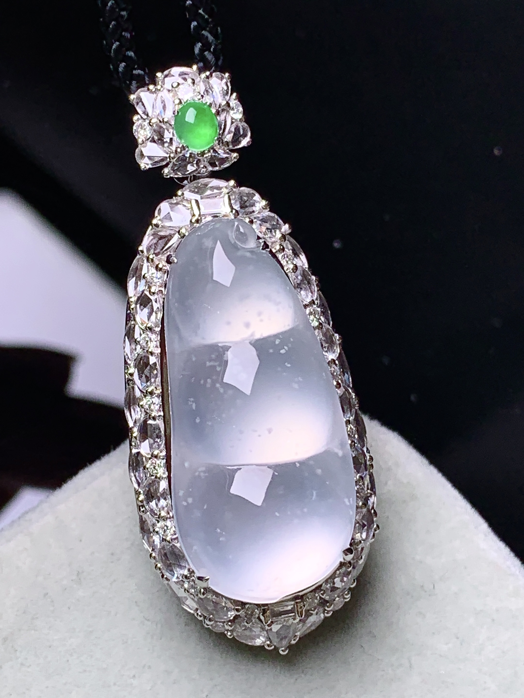 18k金钻镶嵌冰种四季豆吊坠 玉质细腻 色泽艳丽清新 水润亮眼 整体尺寸42.2*17.3*14.5