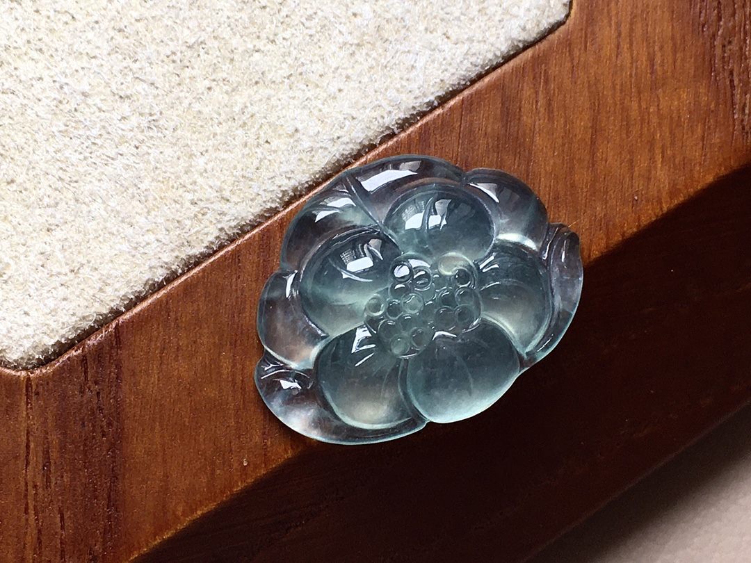高冰底色莲花 底色漂亮，种水，无裂，尺寸19.5*15*3.5