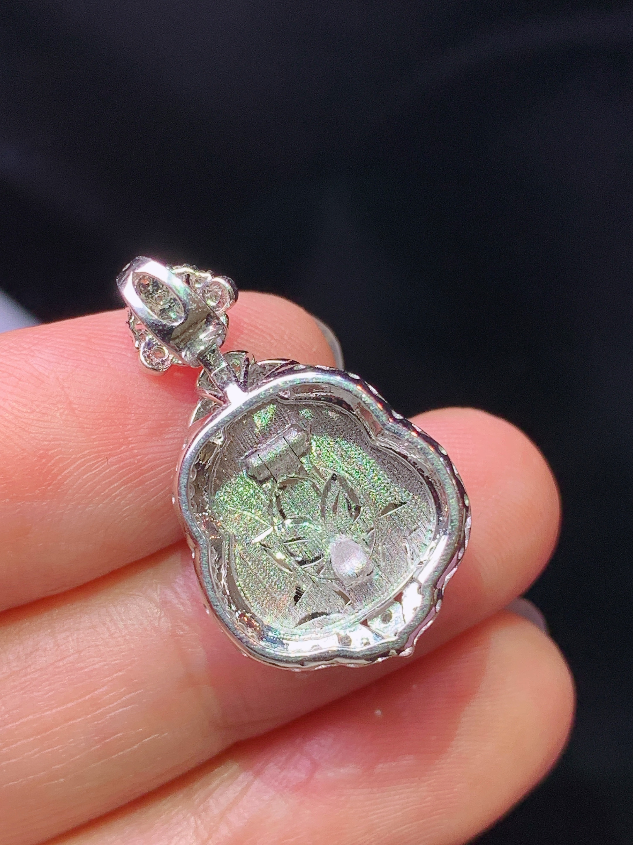 18k金钻镶嵌满绿葫芦吊坠 玉质细腻 色泽艳丽清新 水润亮眼 整体尺寸25.3*15*9L2