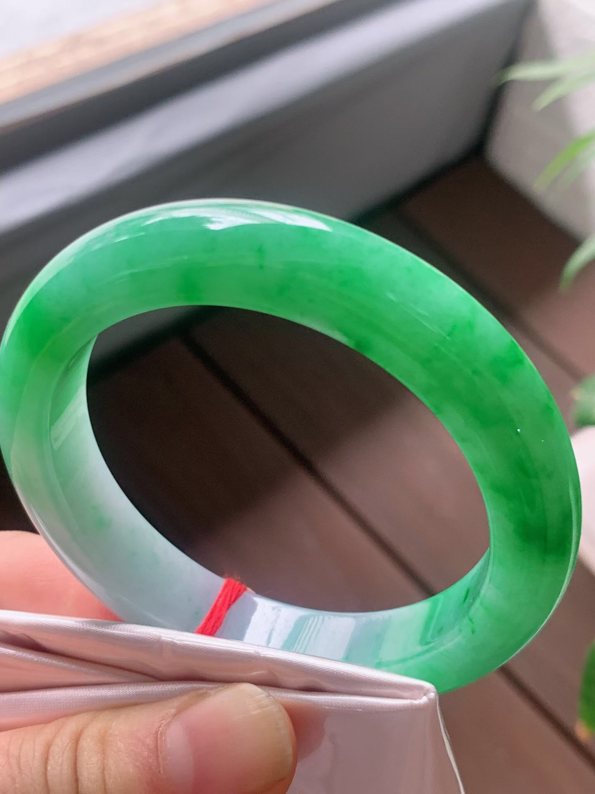 【翡翠名称】老坑种飘阳绿54.3正圈口手镯
【翡翠尺寸】54.3/11.4/9.2mm适合53-55