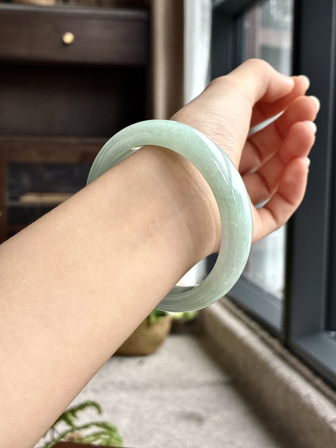 【手镯】正圈 圈口55.5-12.6-8.5【尺寸】55.5-12.6-8.5【说明】晴水化底 冰晴水 种老细腻 缅甸A货翡翠 无裂【重量】59.1克
