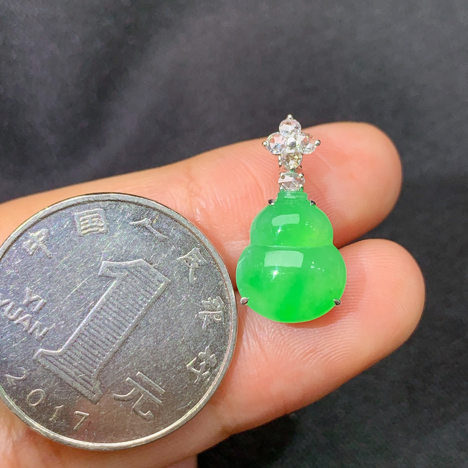 冰阳绿葫芦吊坠，18k金镶嵌，冰润色阳，玉质细腻，种水足，Y4 尺寸19.3*10*7.3