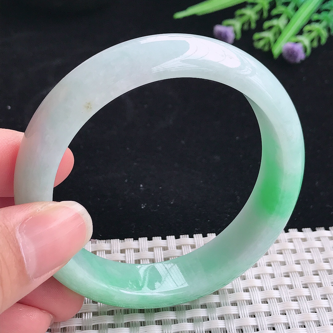 实拍A货翡翠57/14.6/8.2老坑精美温润飘阳绿手镯翡翠宽边玉镯平安镯美人镯