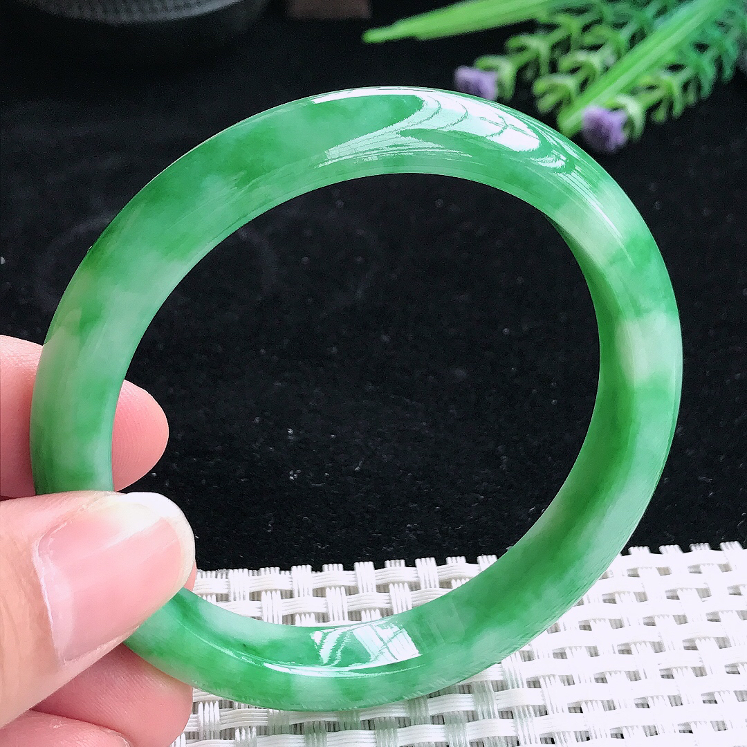 实拍A货翡翠58.5/10.9/8老坑精美辣阳绿手镯翡翠宽边玉镯平安镯美人镯