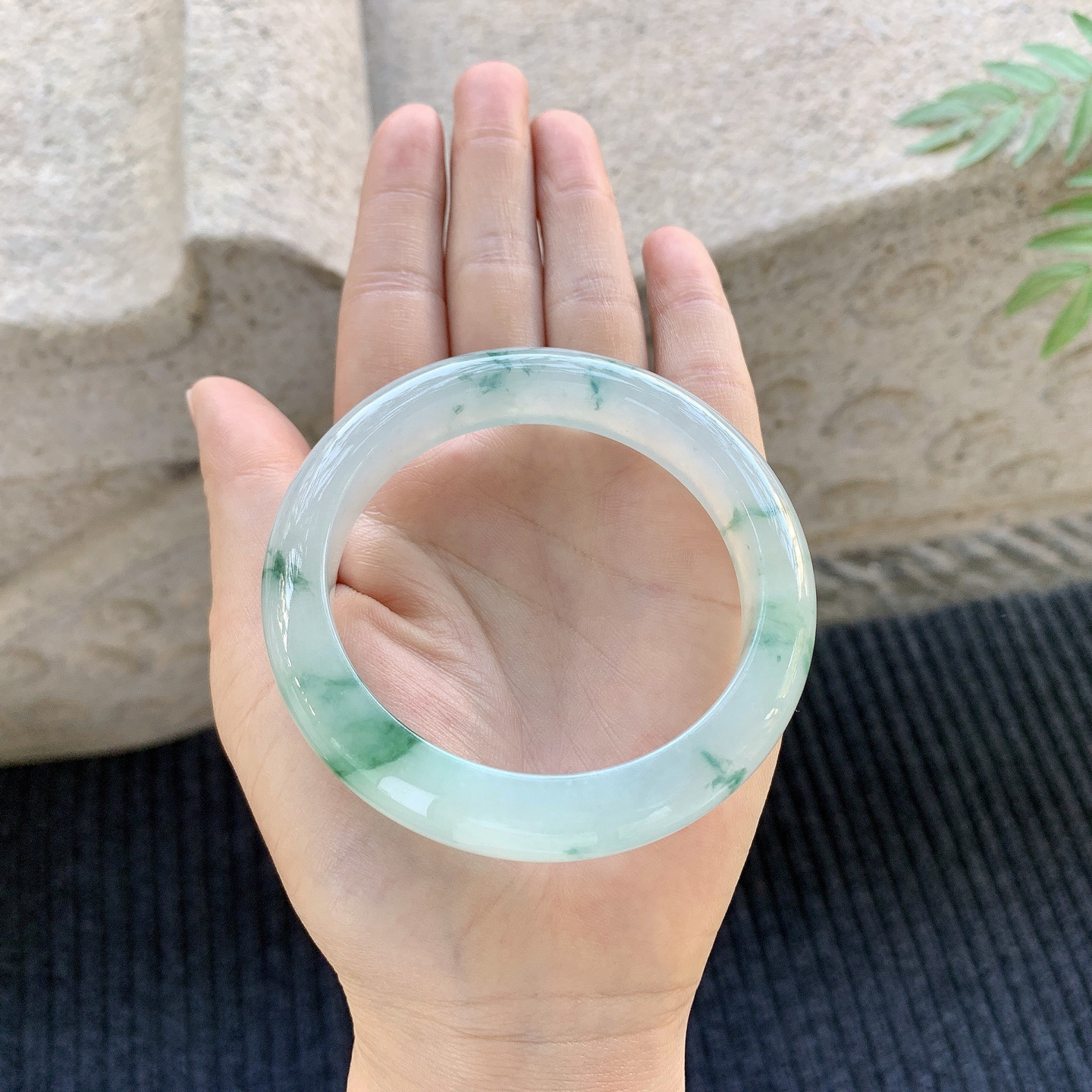 正圈56 57
【圈口】57.5/12.7/9.2
【描述】冰糯飘花，清透，水润，种老，细腻，无纹裂！