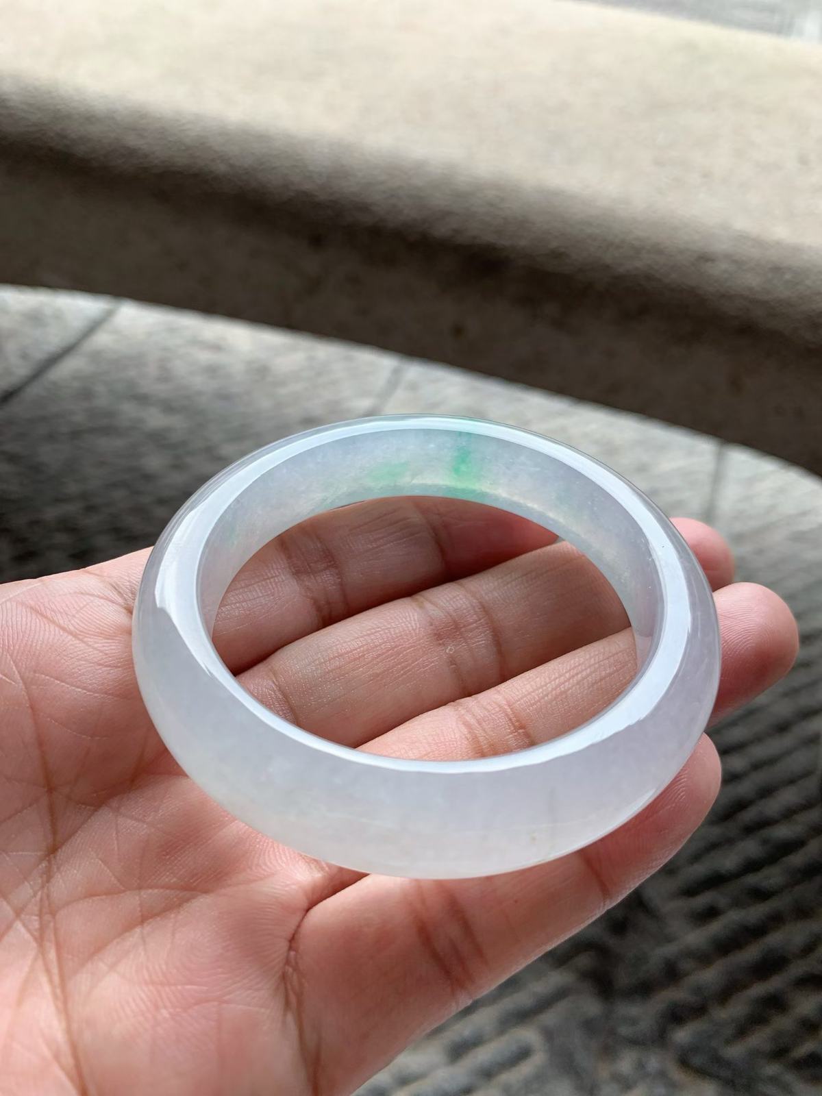 飘阳绿正圈手镯尺寸53*12.5*8.5 老坑种水，通体冰透，清润水灵，泛荧光，翠色鲜阳，灵气清雅！