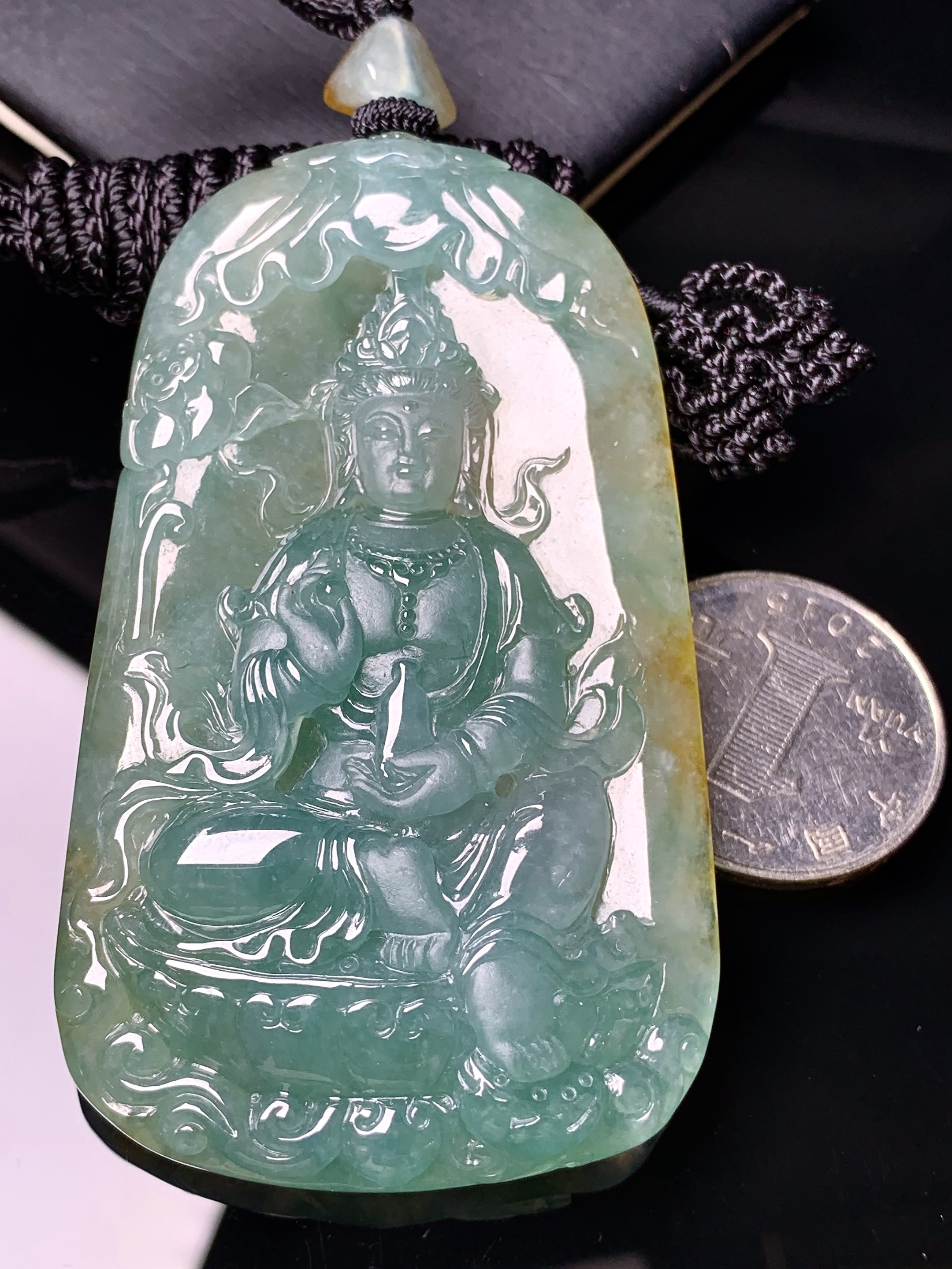 飘黄翡度母观音菩萨吊坠 玉质细腻 色泽艳丽清新 水润亮眼 整体尺寸71.5*41.6*11L1