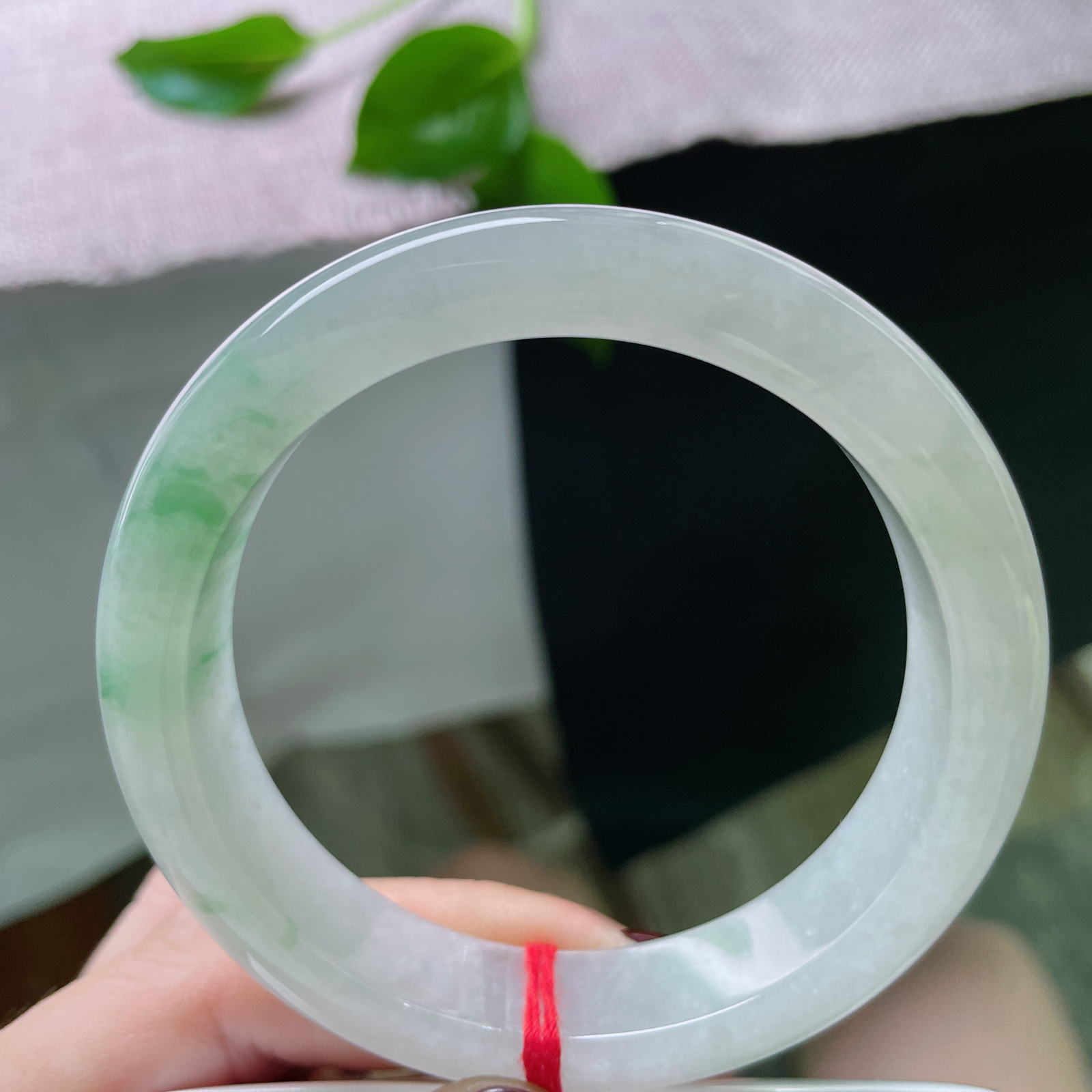 56.5/12.6/8.7，飘绿正圈，水头好，种老，一潭春水，被风吹皱，便飘出了这抹翠意..