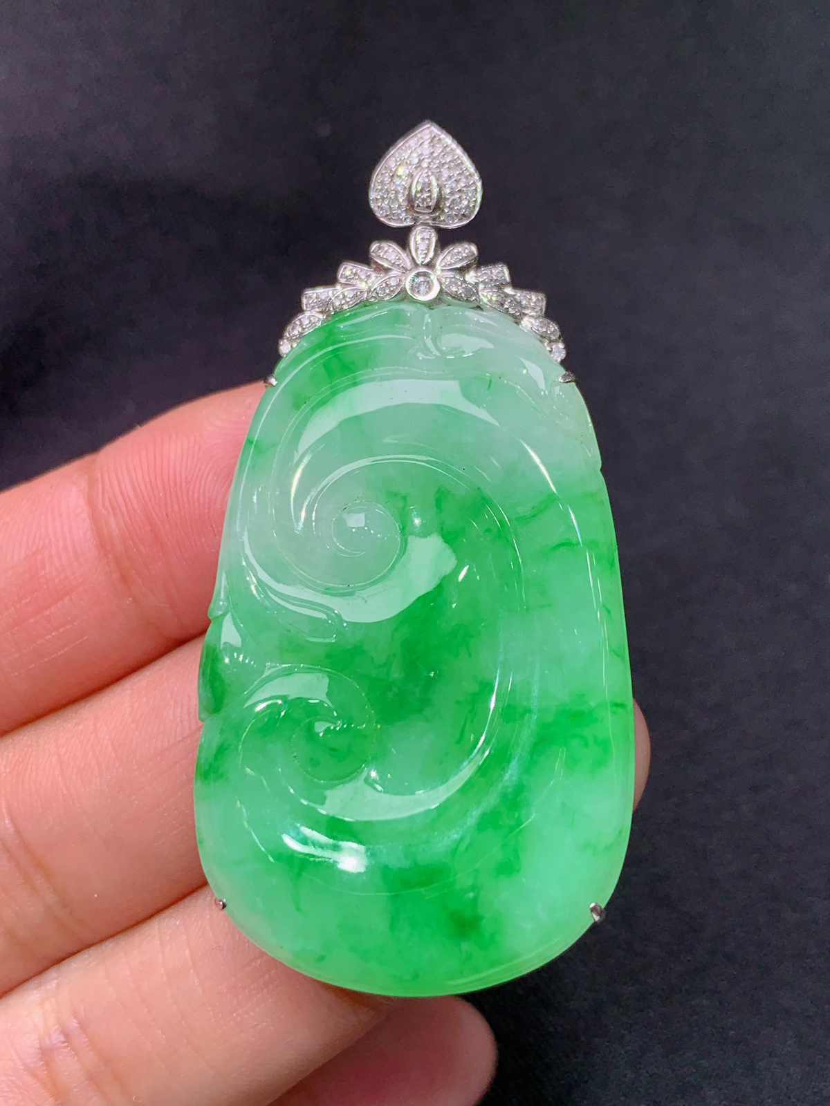 冰飘绿如意吊坠，18k金镶嵌，冰润色阳，玉质细腻，种水足，Nn 尺寸54.1*26.5*6.3