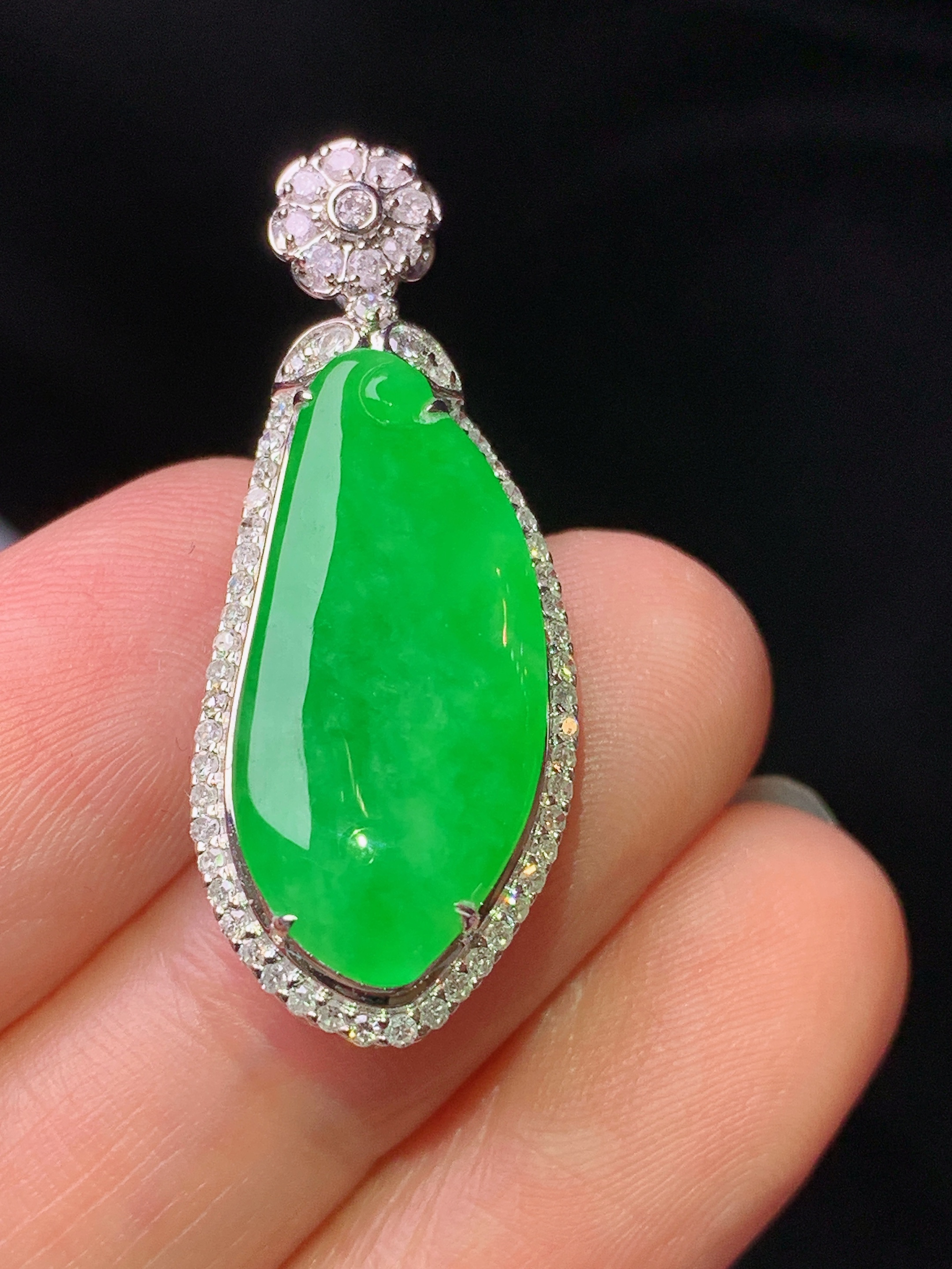 18k金钻镶嵌翠绿福瓜吊坠 玉质细腻 色泽艳丽清新 水润亮眼 整体尺寸32*13*7.8h1