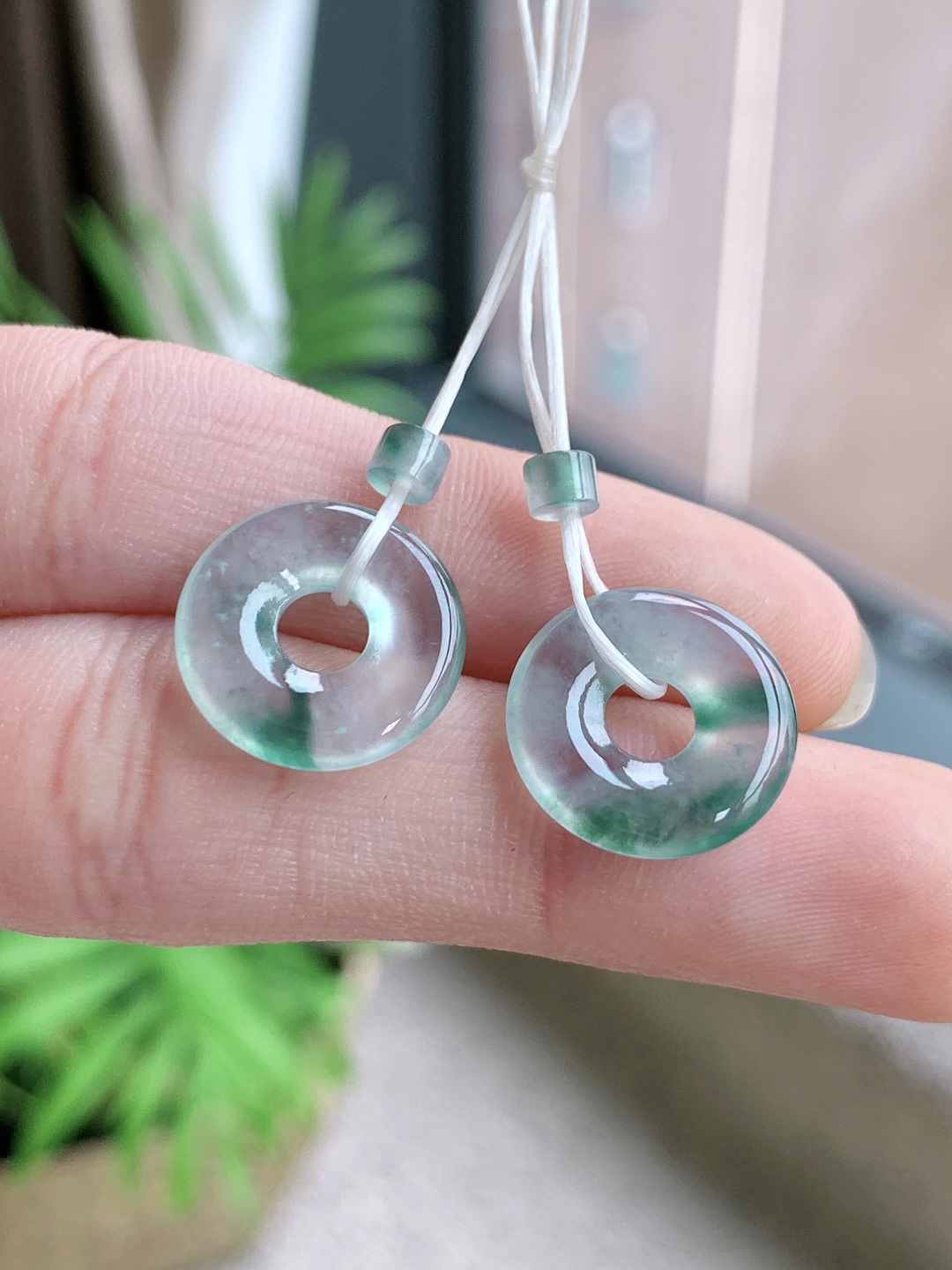 高冰飘花甜甜圈【说明】缅料 无裂 性比高 【尺寸】14.3-2.6 【重量】2.2克