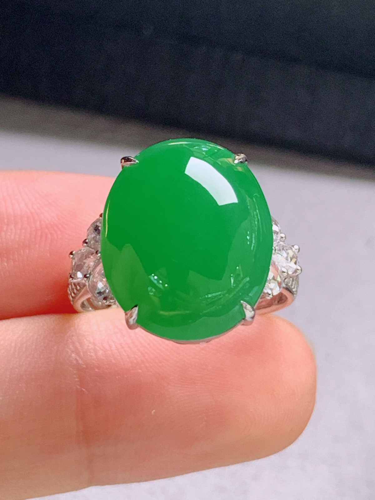 ️  冰阳绿旦面戒指，色阳饱满
裸石15.9-13.4-6.4
圈口14