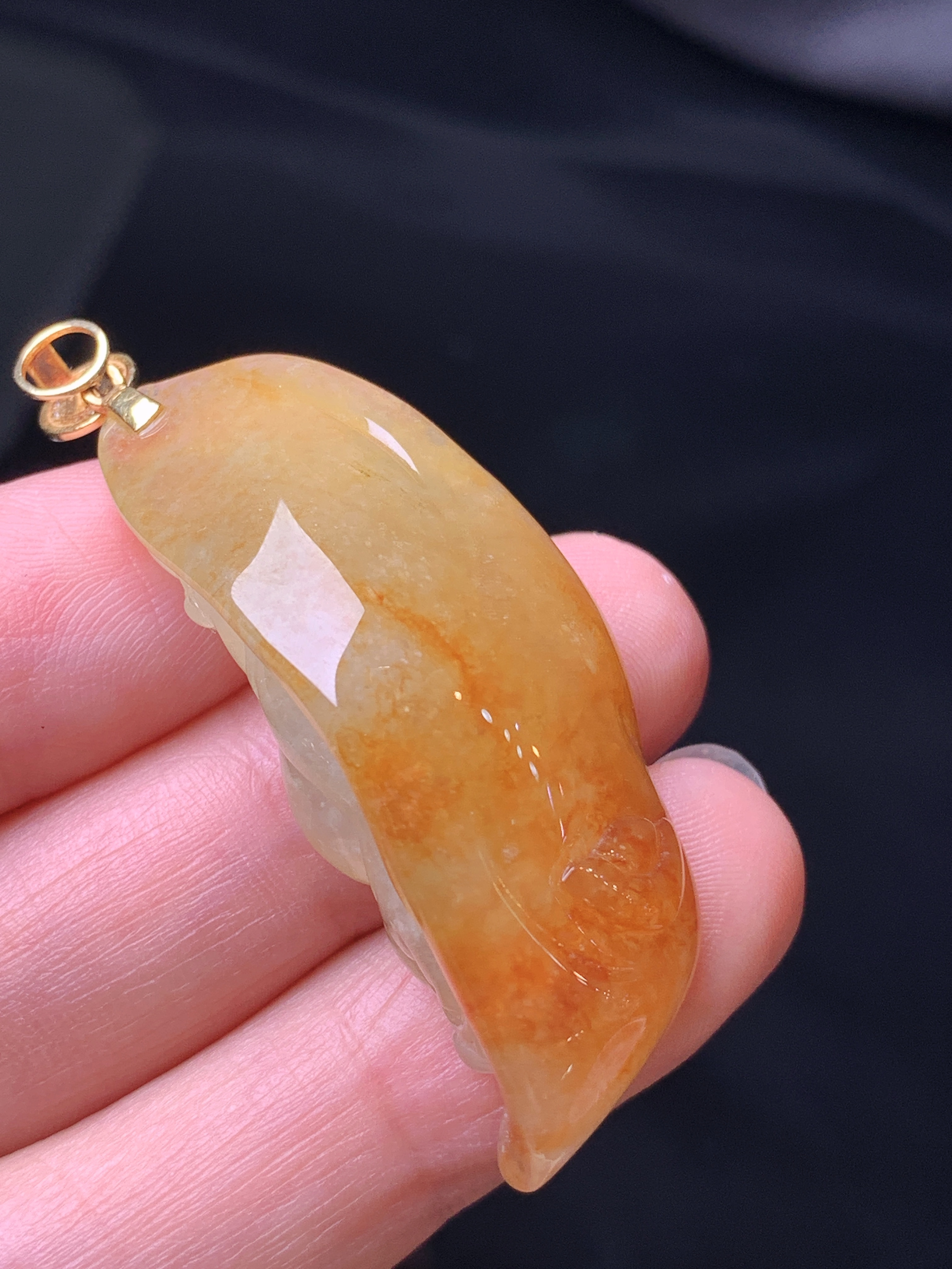 18k金镶嵌飘黄翡佛公吊坠 玉质细腻 色泽艳丽清新 水润亮眼 整体尺寸48.3*19*14L1