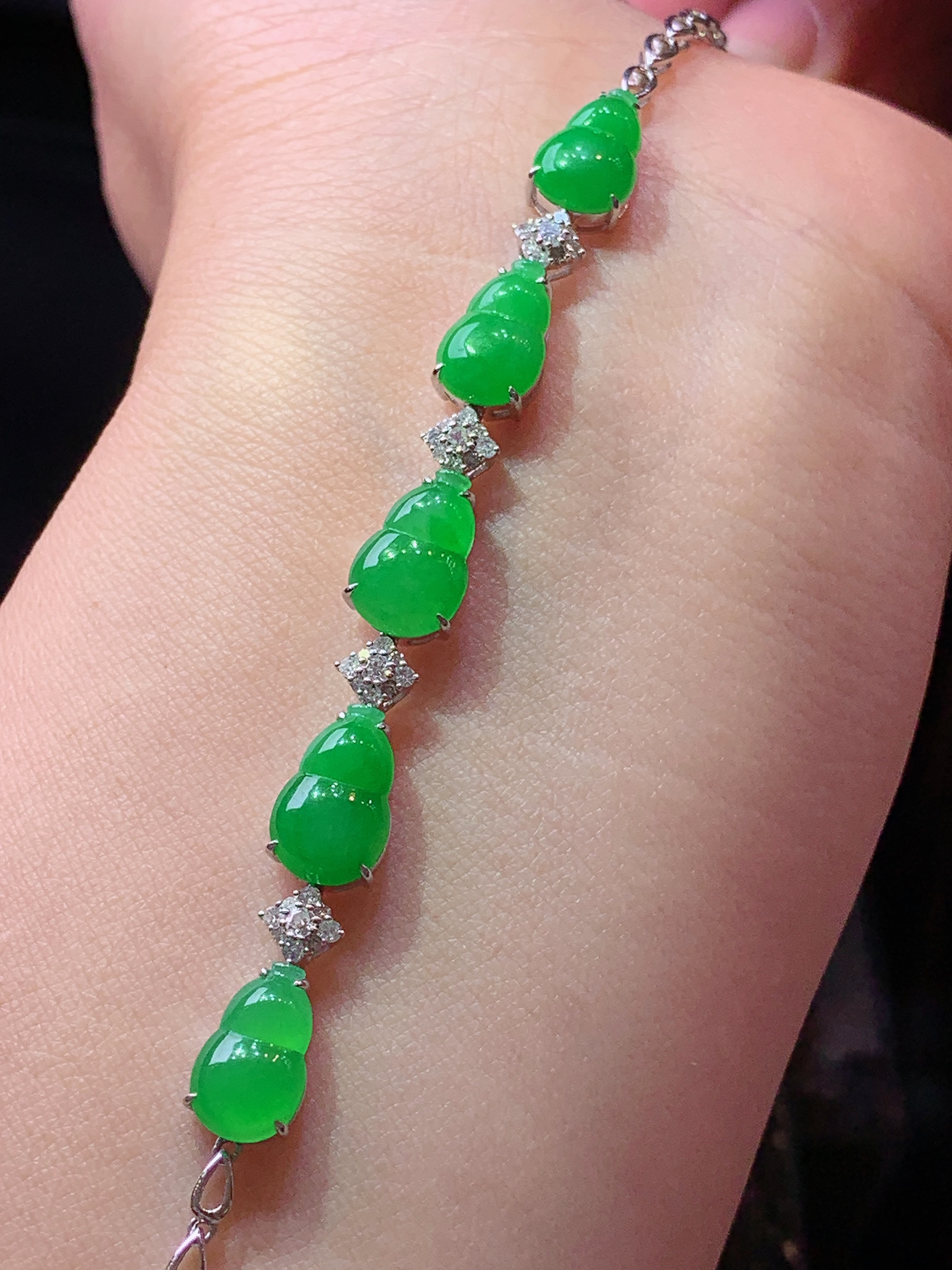 18k金钻镶嵌满绿葫芦手链 玉质细腻 色泽艳丽清新 水润亮眼 整体尺寸170*6.8*4.5h1