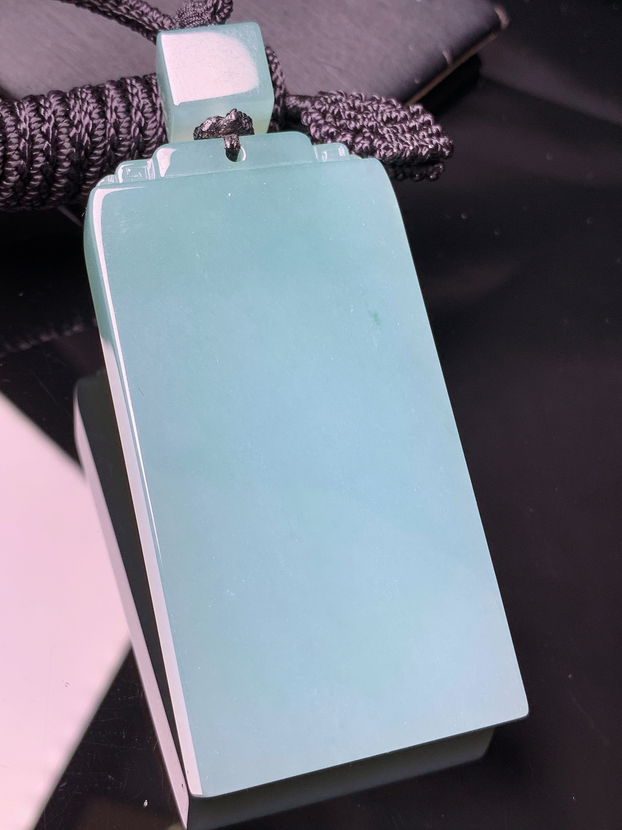 天蓝色无事牌吊坠 玉质细腻 色泽艳丽清新 水润亮眼 整体尺寸61.8*31.6*8.2L1