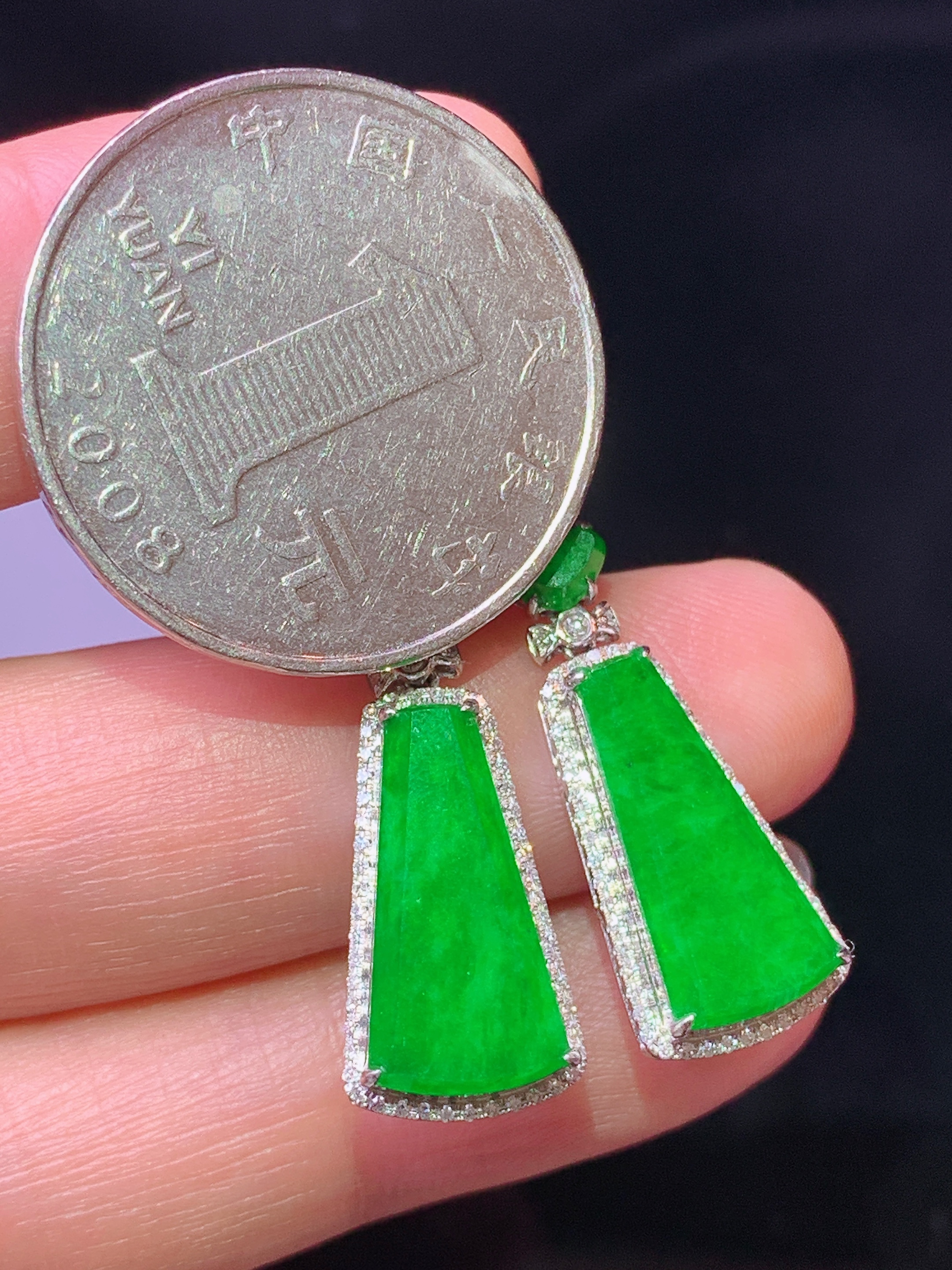 18k金钻镶嵌满绿无事牌耳坠 玉质细腻 色泽艳丽清新 水润亮眼 整体尺寸34*10*4.8h1