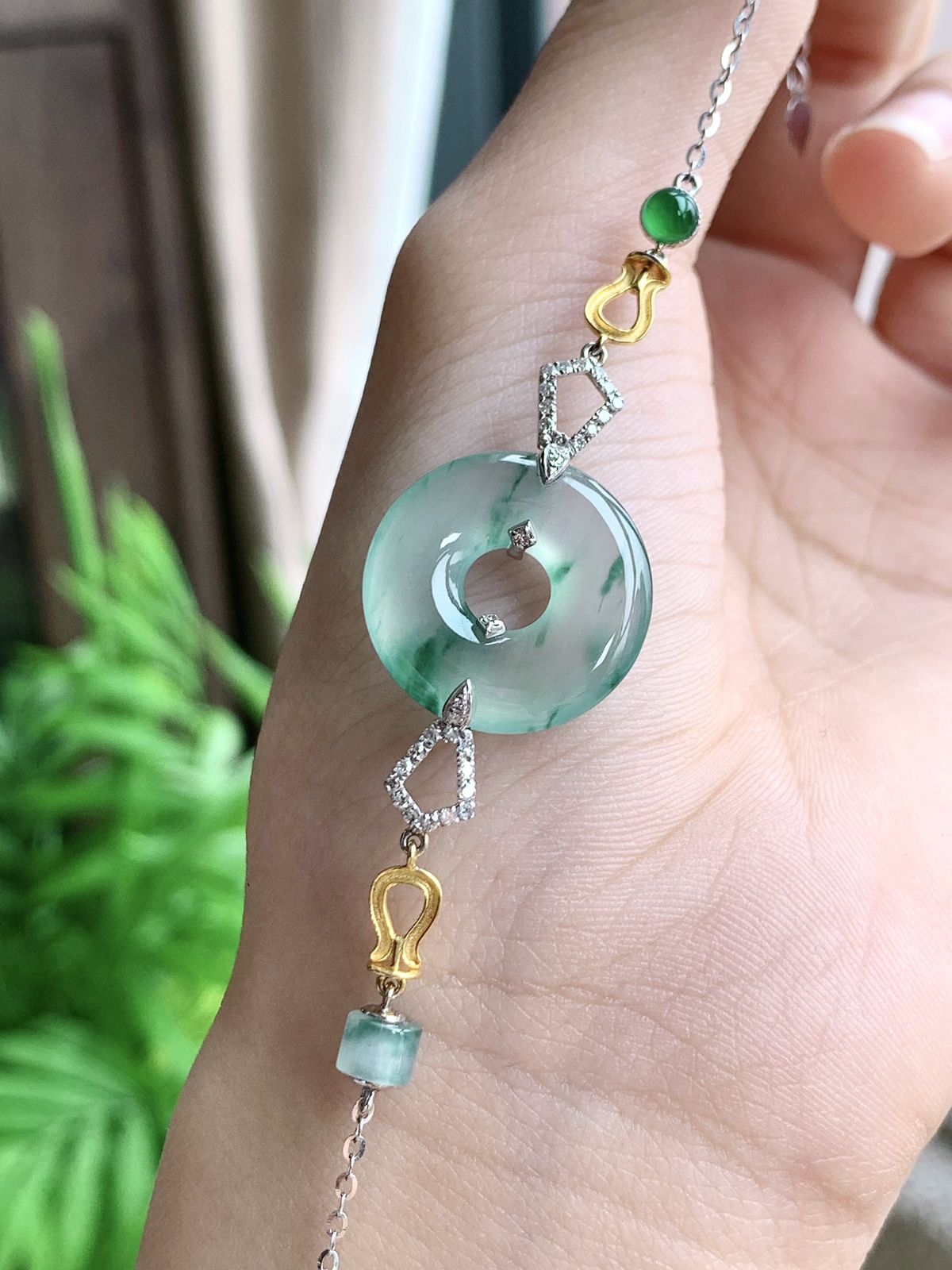 【镶嵌】高冰飘花甜甜圈手链
【说明】缅料 18k金镶嵌 性价比高  
【裸石】18.2-3.4..