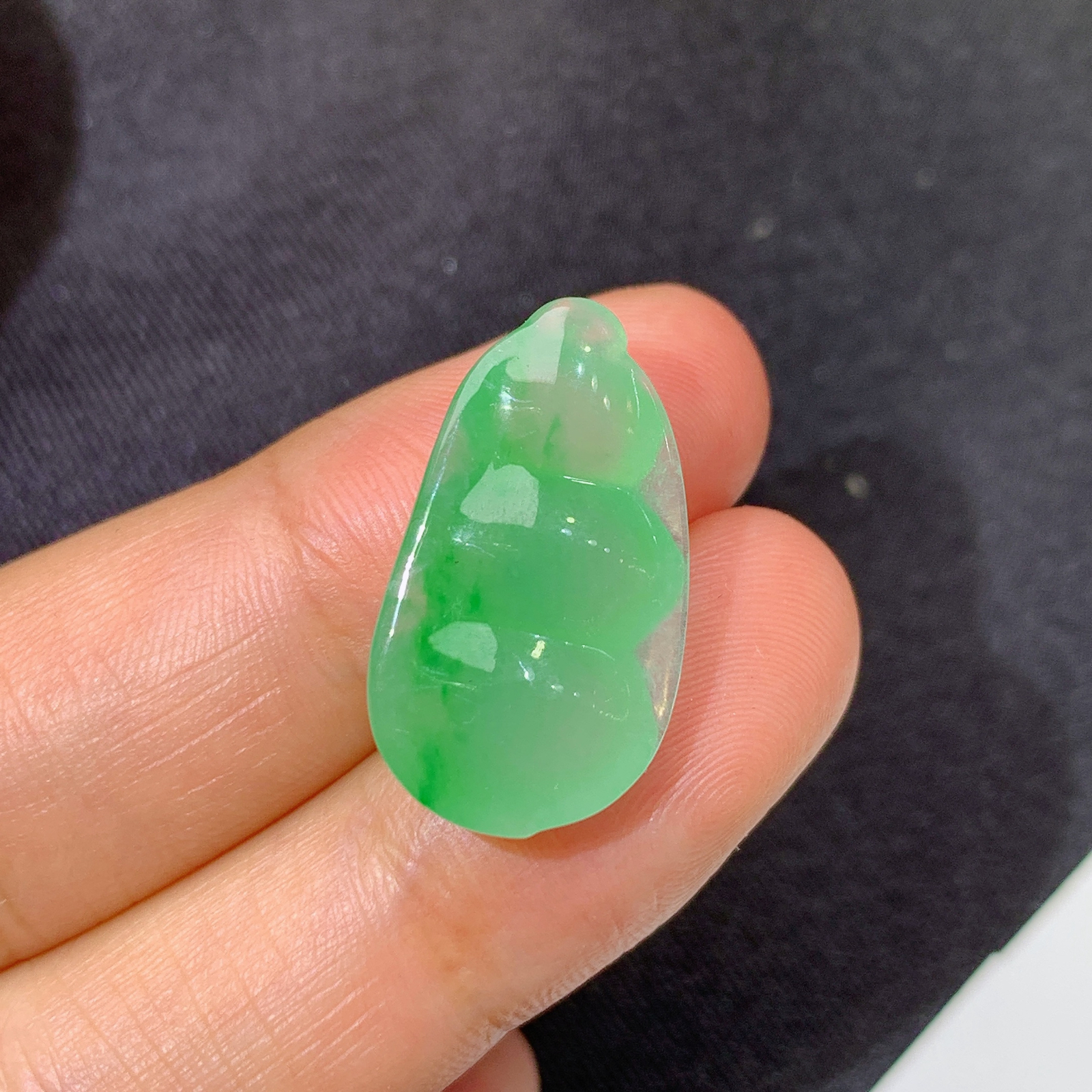 冰飘绿福豆，镶嵌佳品，冰润细腻，种水足，Fc 尺寸21.9*12.6*6.5