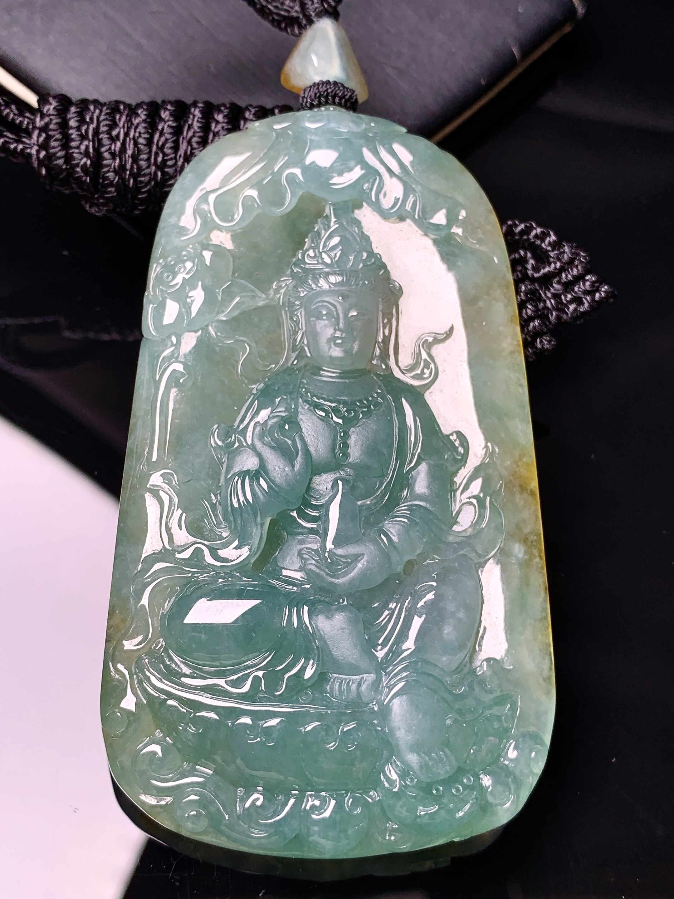 飘黄翡度母观音菩萨吊坠 玉质细腻 色泽艳丽清新 水润亮眼 整体尺寸71.5*41.6*11L1