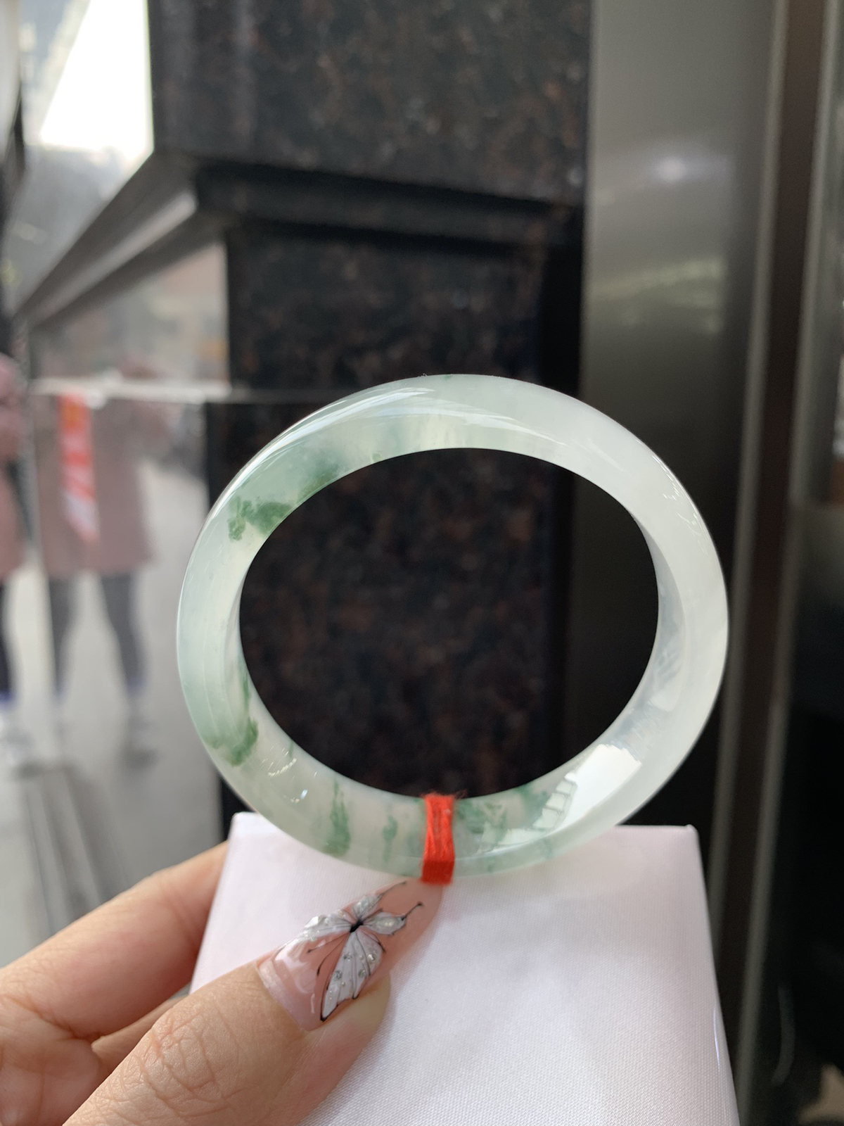 冰飘花正圈
底妆水润细腻，冰底中开出了朵朵兰花，飘花灵动飘逸，勾勒出一幅唯美诗意的山水意境画，古典优雅又秀气。