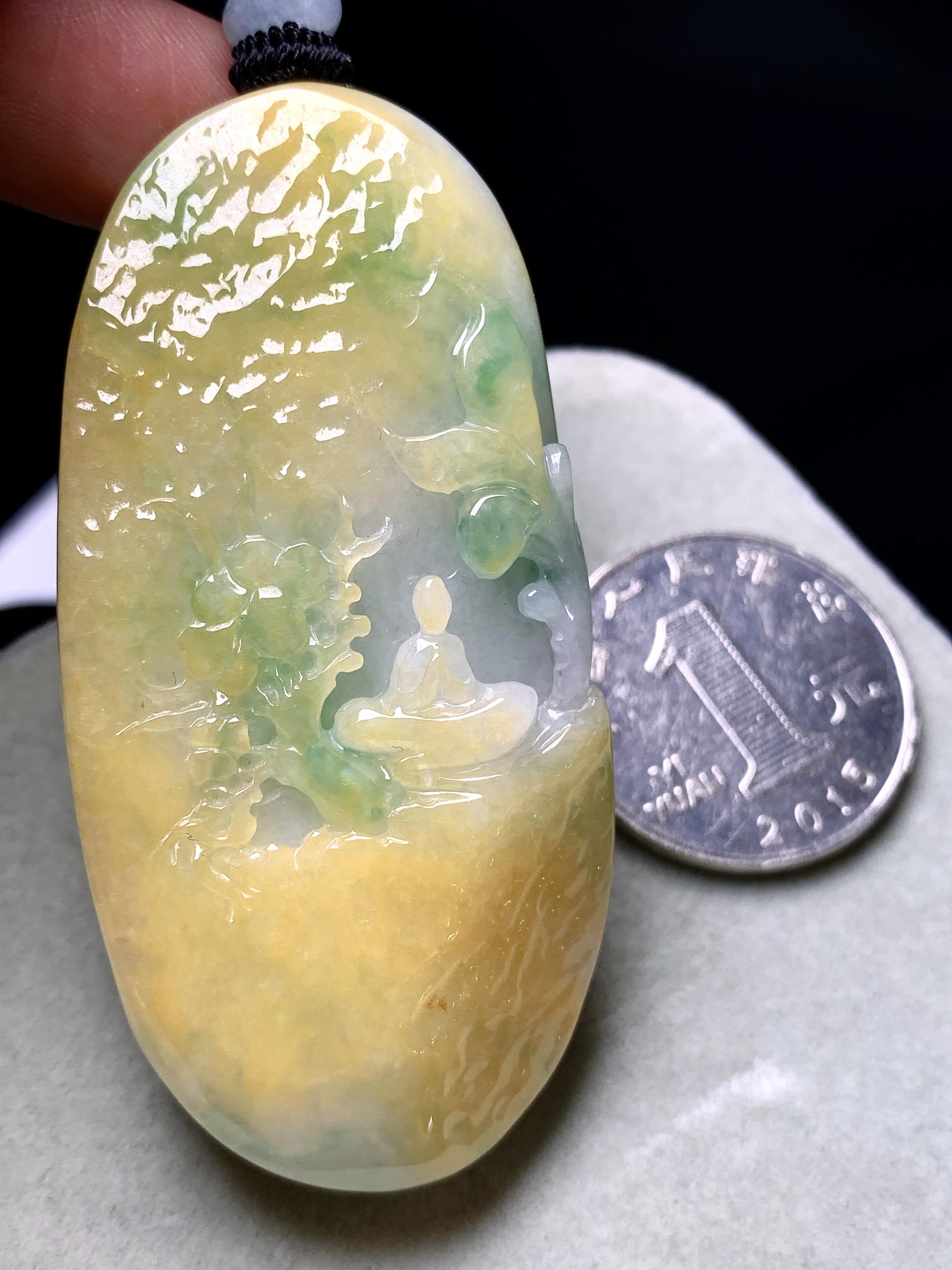 黄翡飘绿悟道吊坠 玉质细腻 色泽艳丽清新 水润亮眼 整体尺寸61.6*29.8*11.8w1