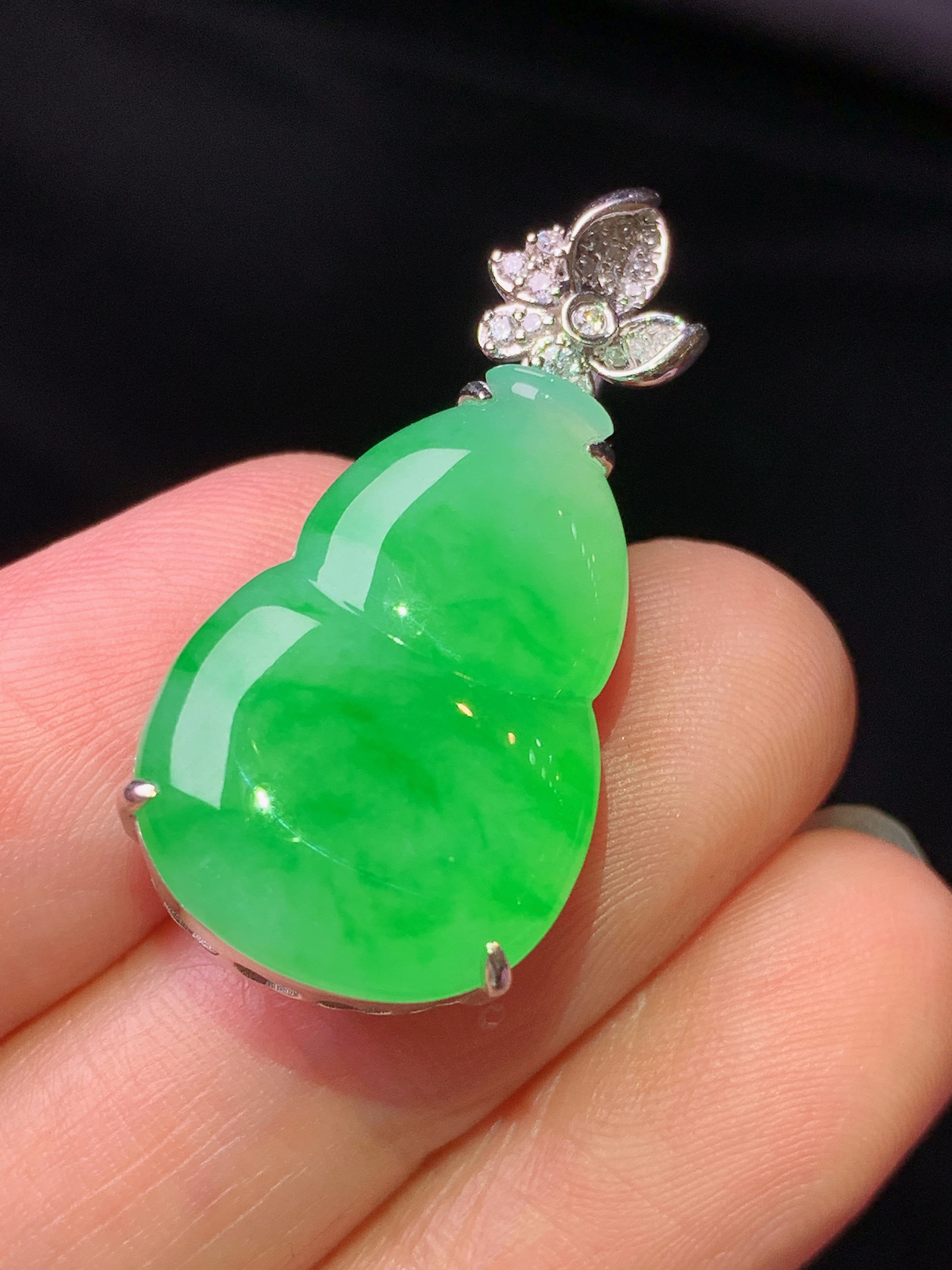 18k金钻镶嵌翠绿葫芦吊坠 玉质细腻 色泽艳丽清新 水润亮眼 整体尺寸30.6*15*8L2