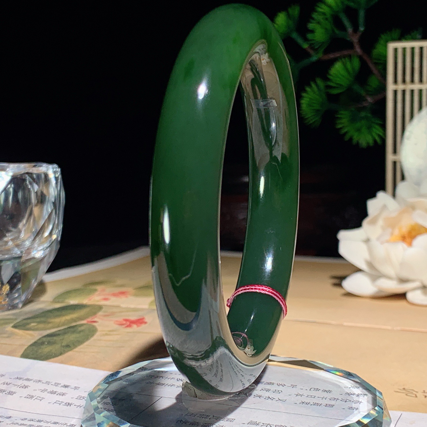 60圈口和田玉七号矿红皮料阳绿俄罗斯碧玉手镯！60圈口尺寸13/12重90.4克 玉质细腻油润 底色纯净 脂粉好，品质好。lt260413