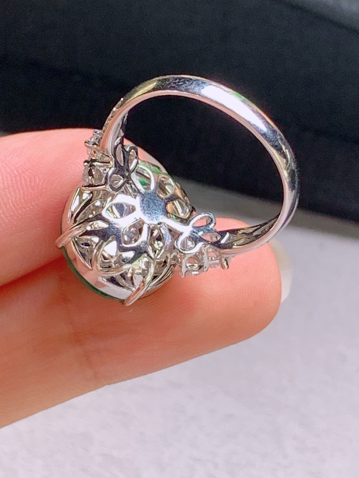 ️  冰阳绿旦面戒指，色阳饱满
裸石15.9-13.4-6.4
圈口14