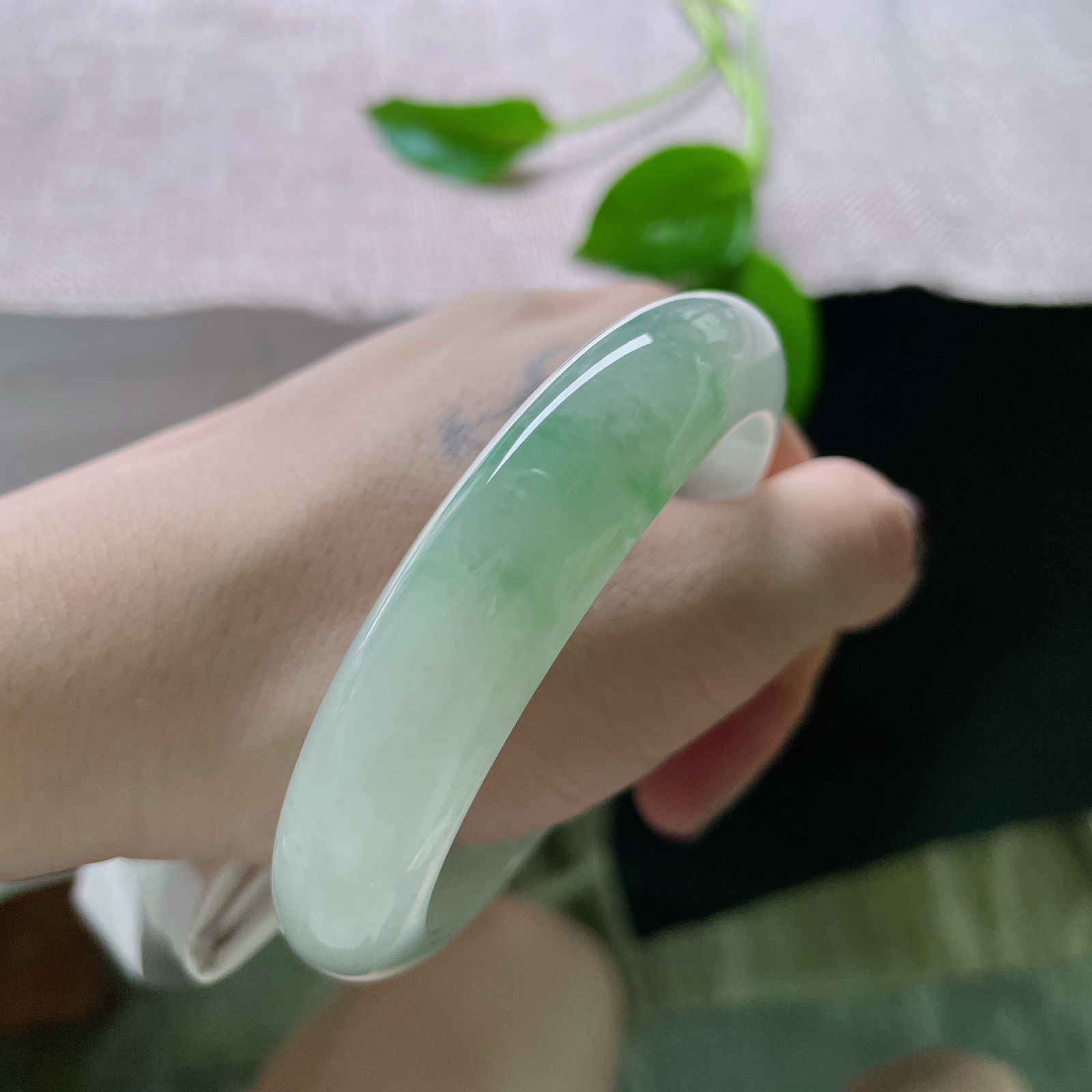 56.5/12.6/8.7，飘绿正圈，水头好，种老，一潭春水，被风吹皱，便飘出了这抹翠意..