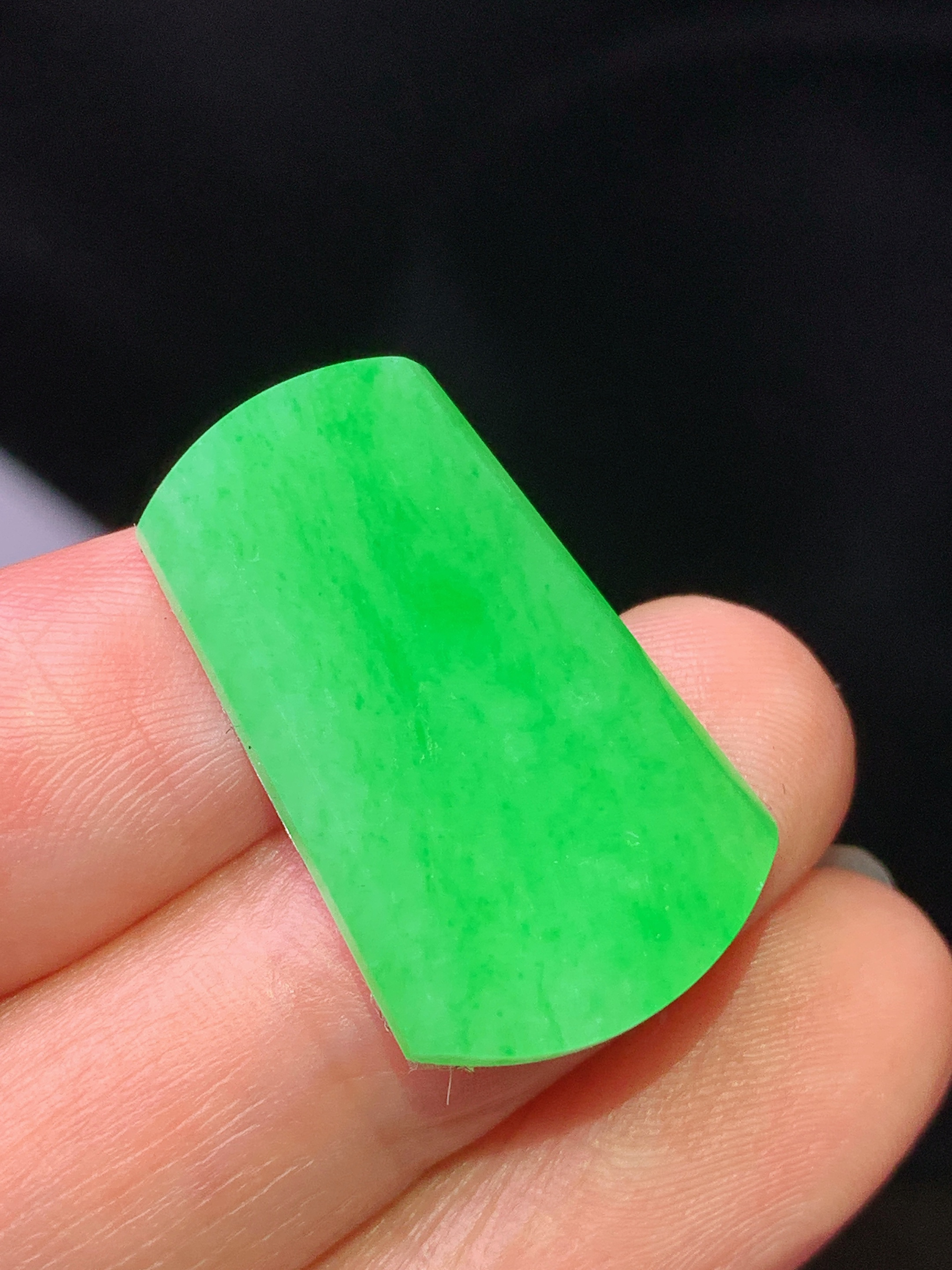 镶嵌款 翠绿无事牌吊坠 玉质细腻 色泽艳丽清新 水润亮眼 整体尺寸25.8*15.8*3m2